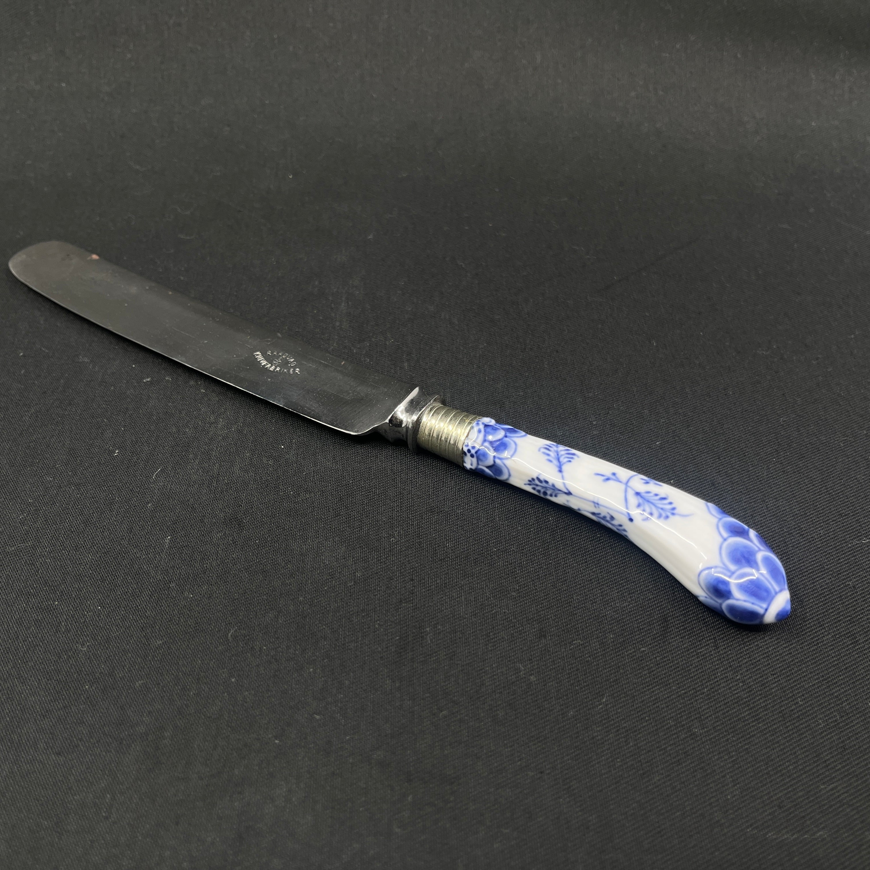 Musselmalet Helblonde middagskniv, lille fejl