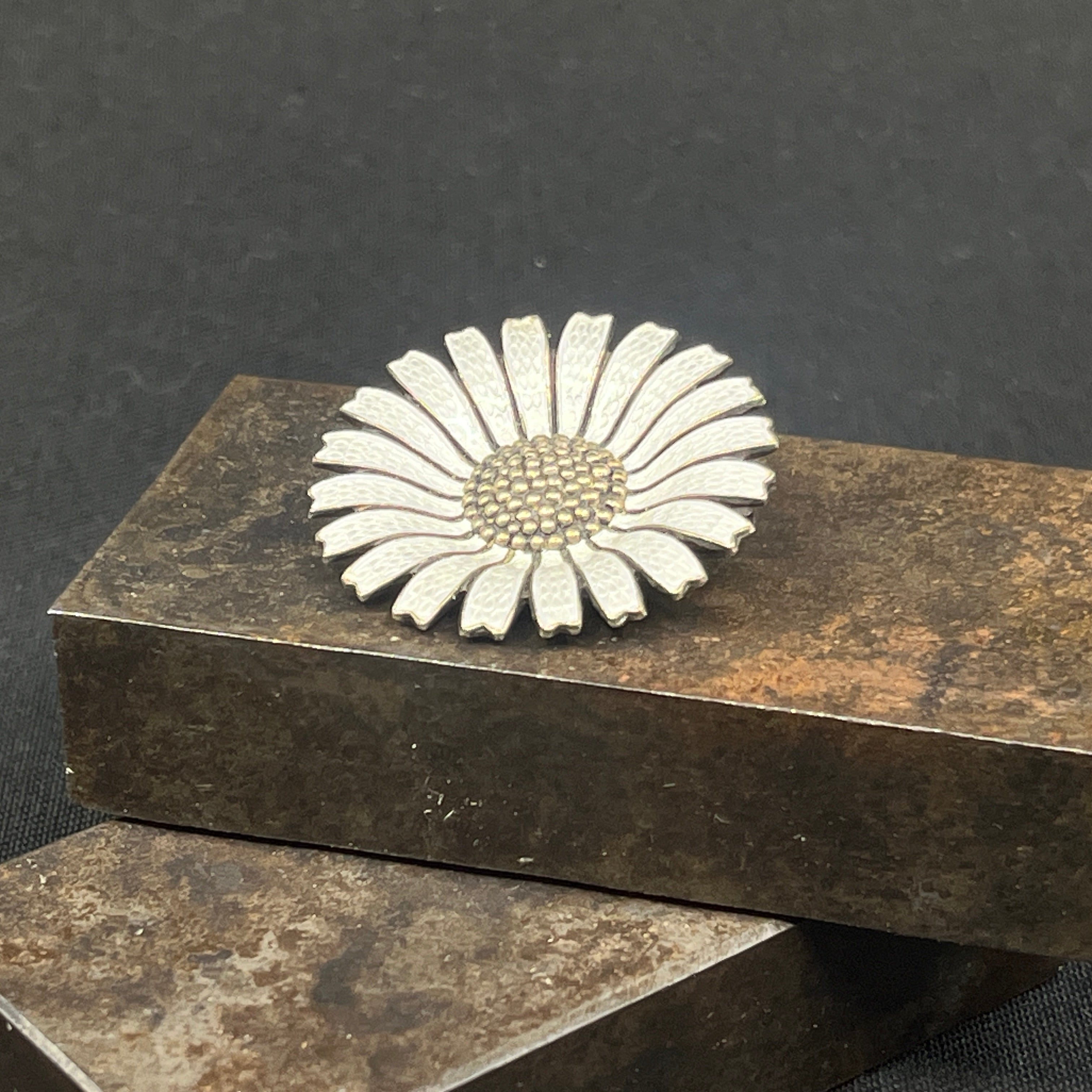 Hvid Anton Michelsen marguerite broche - 3,2 cm.