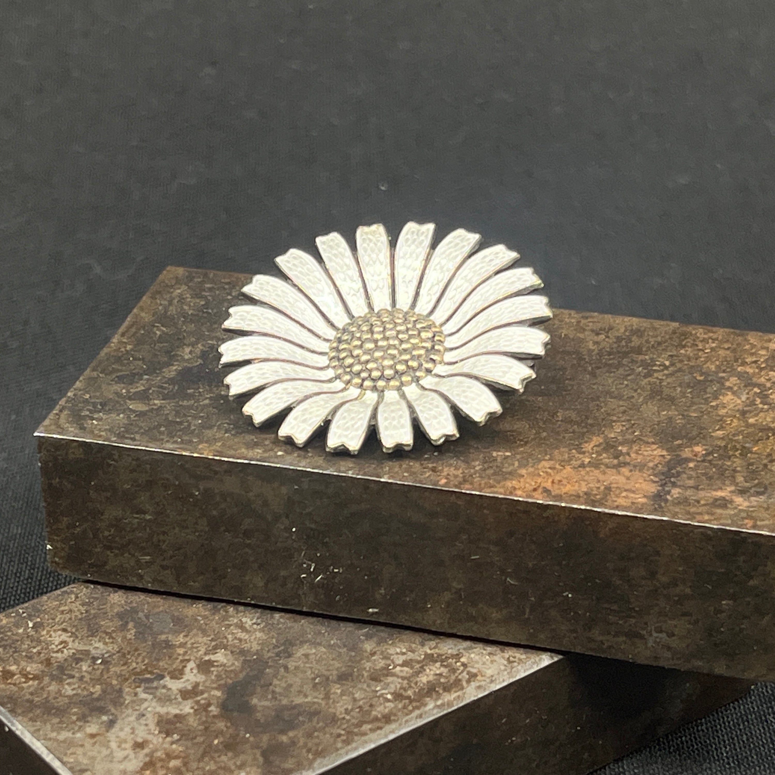 Hvid Anton Michelsen marguerite broche - 3,2 cm.