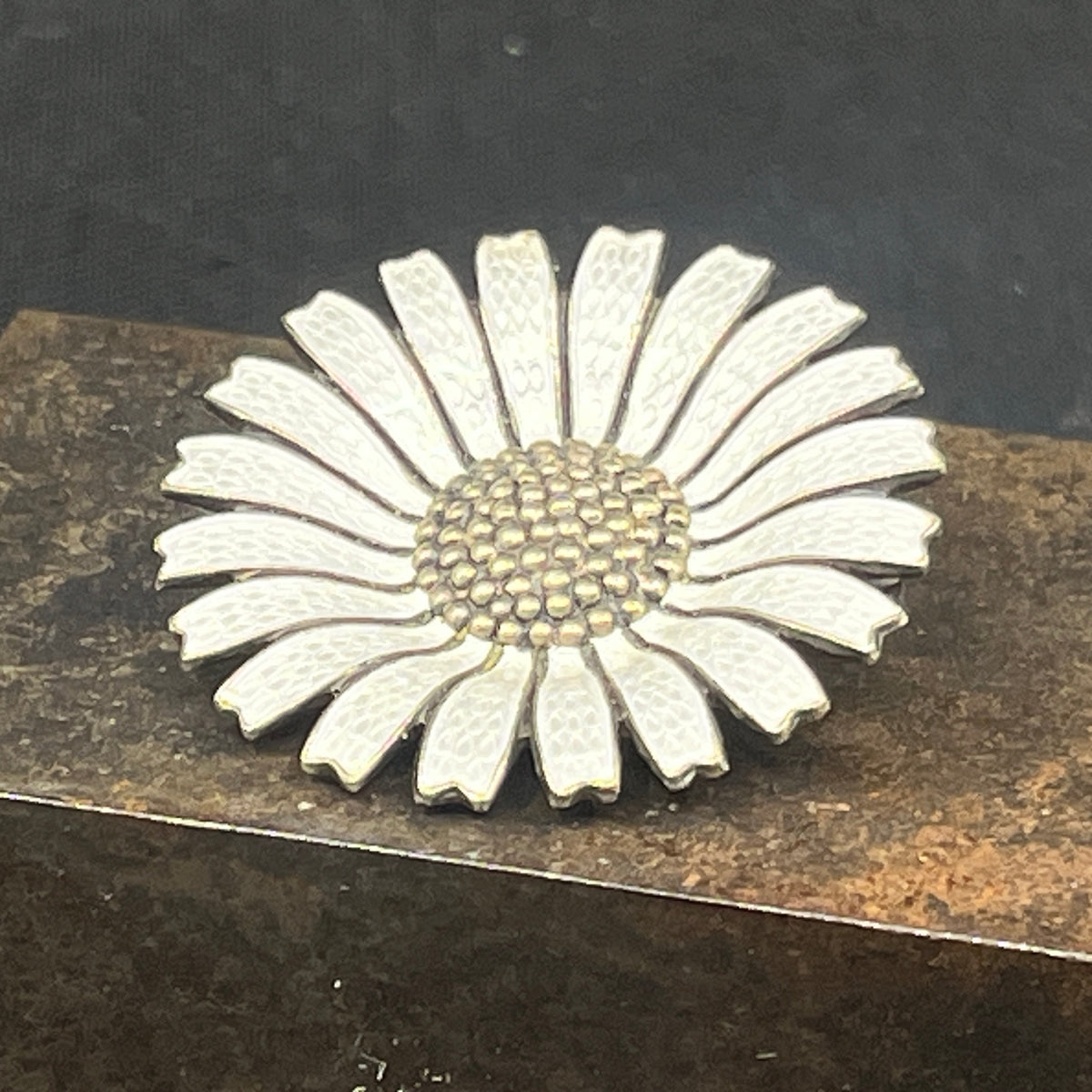 Hvid Anton Michelsen marguerite broche - 3,2 cm.