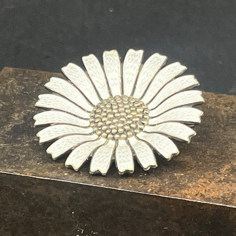 Hvid Anton Michelsen marguerite broche - 3,2 cm.
