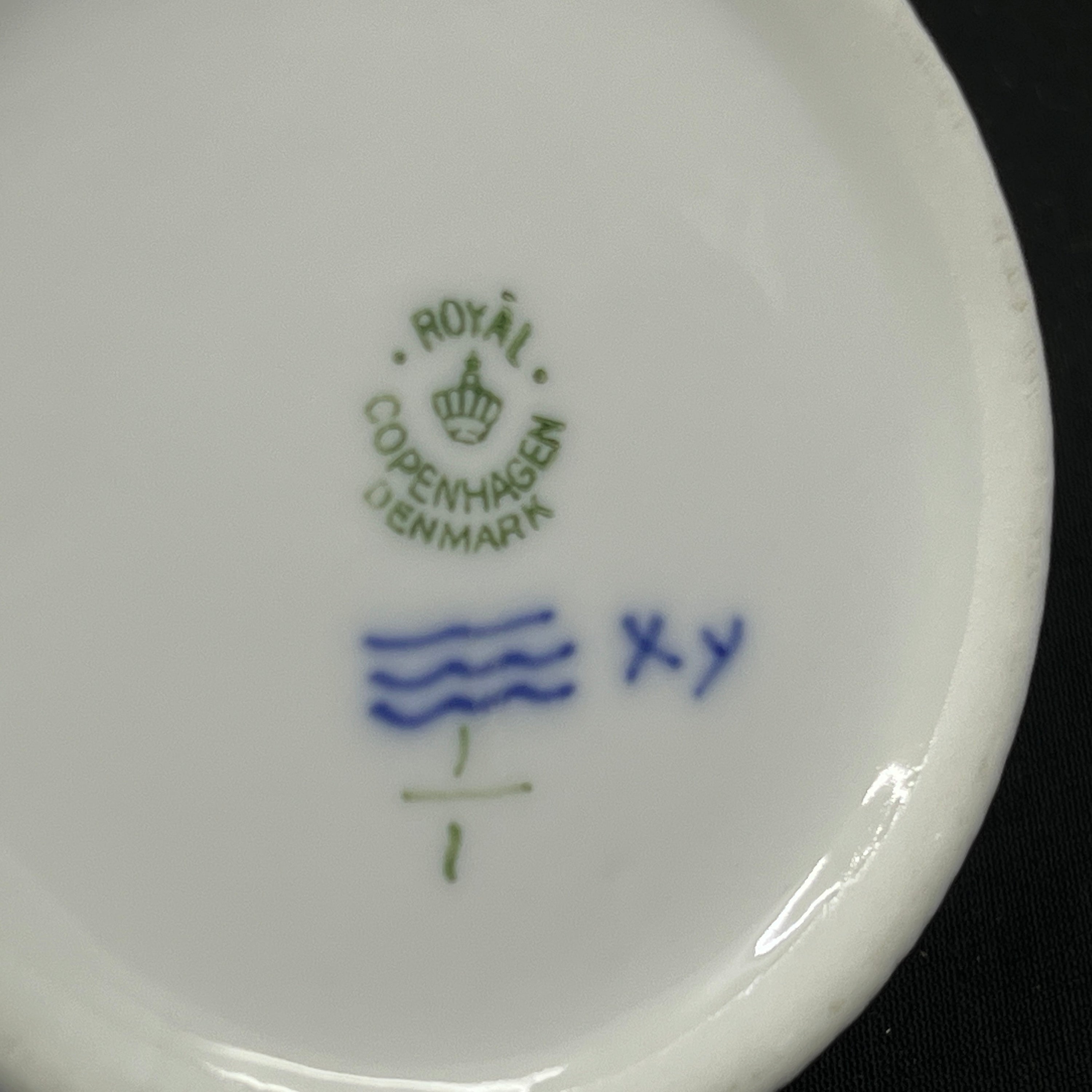 Blue Fluted Fluted Plain ashtray for cigars