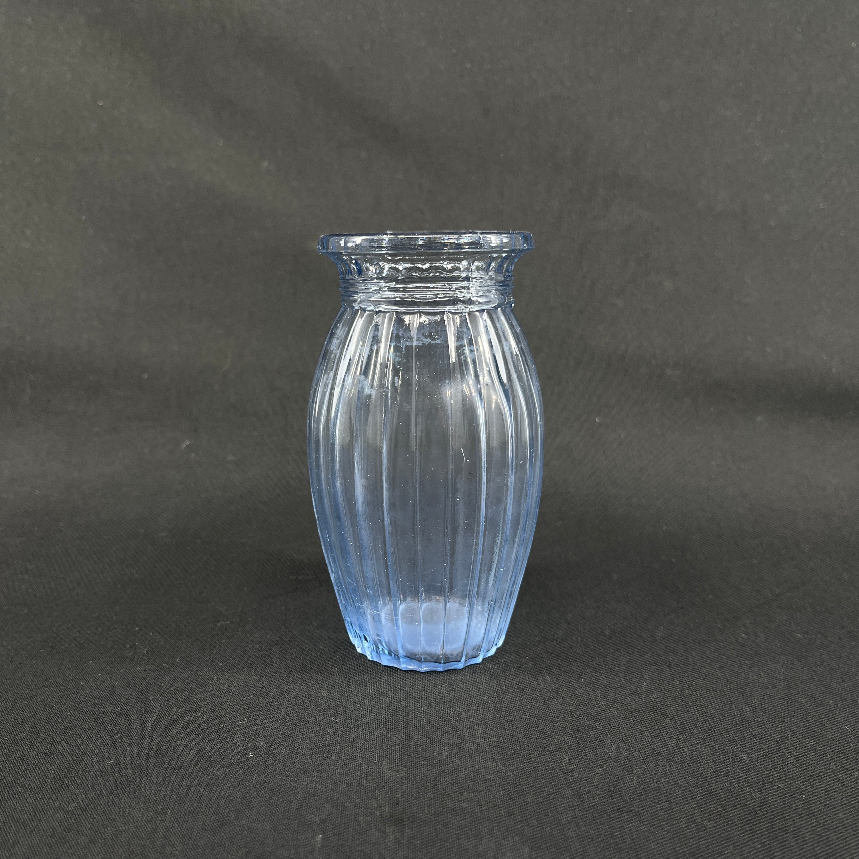 Søblå hospitalsvase fra Holmegaard, mathed