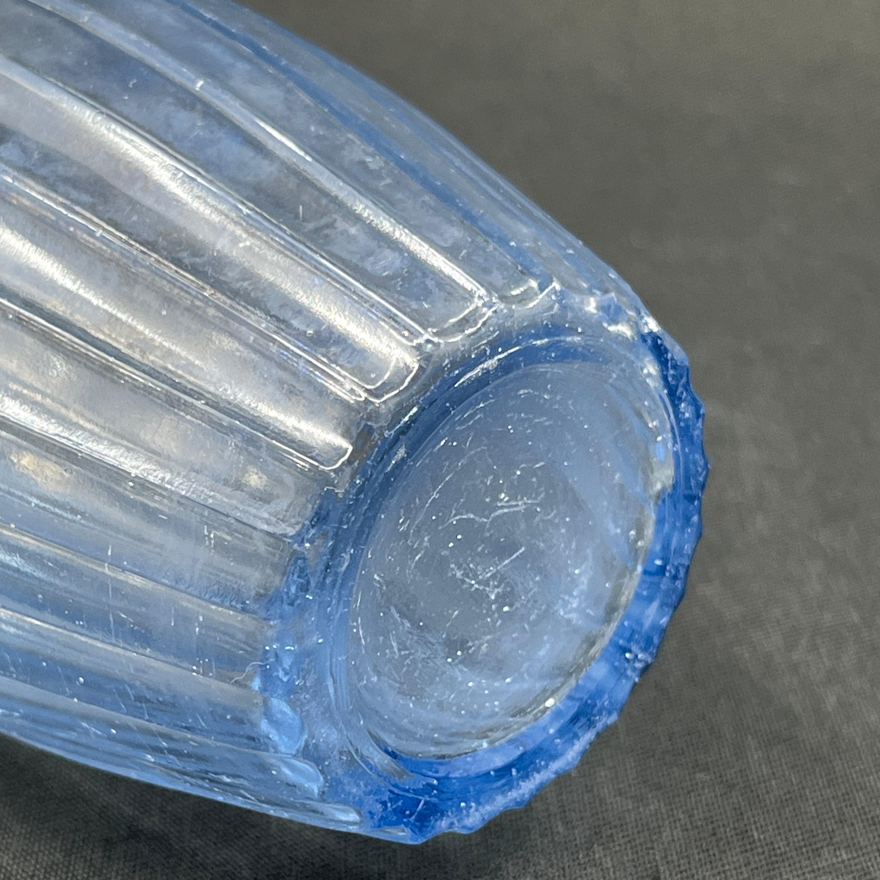 Søblå hospitalsvase fra Holmegaard, mathed