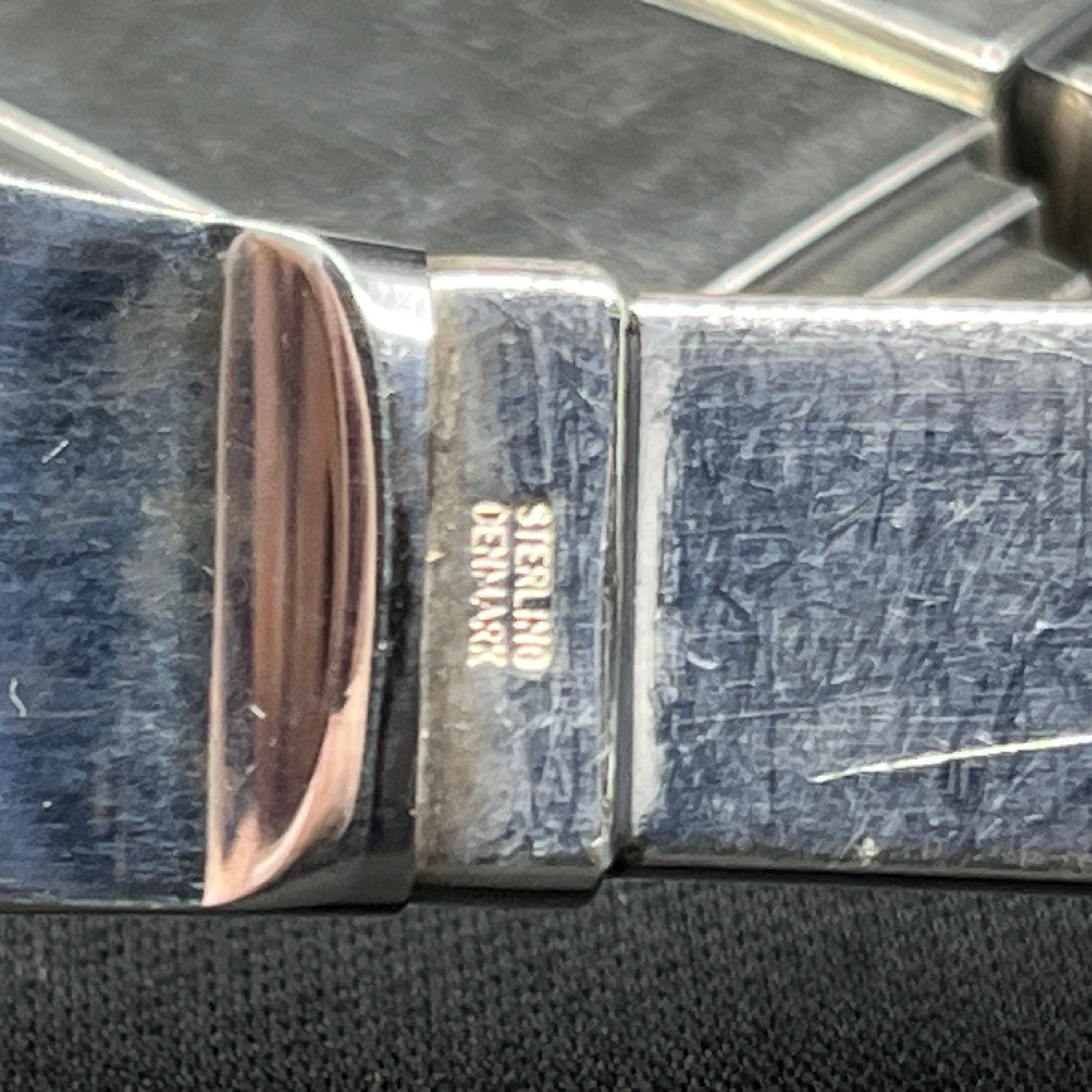 Pyramidenförmiges Tafelmesser, 22,5 cm.