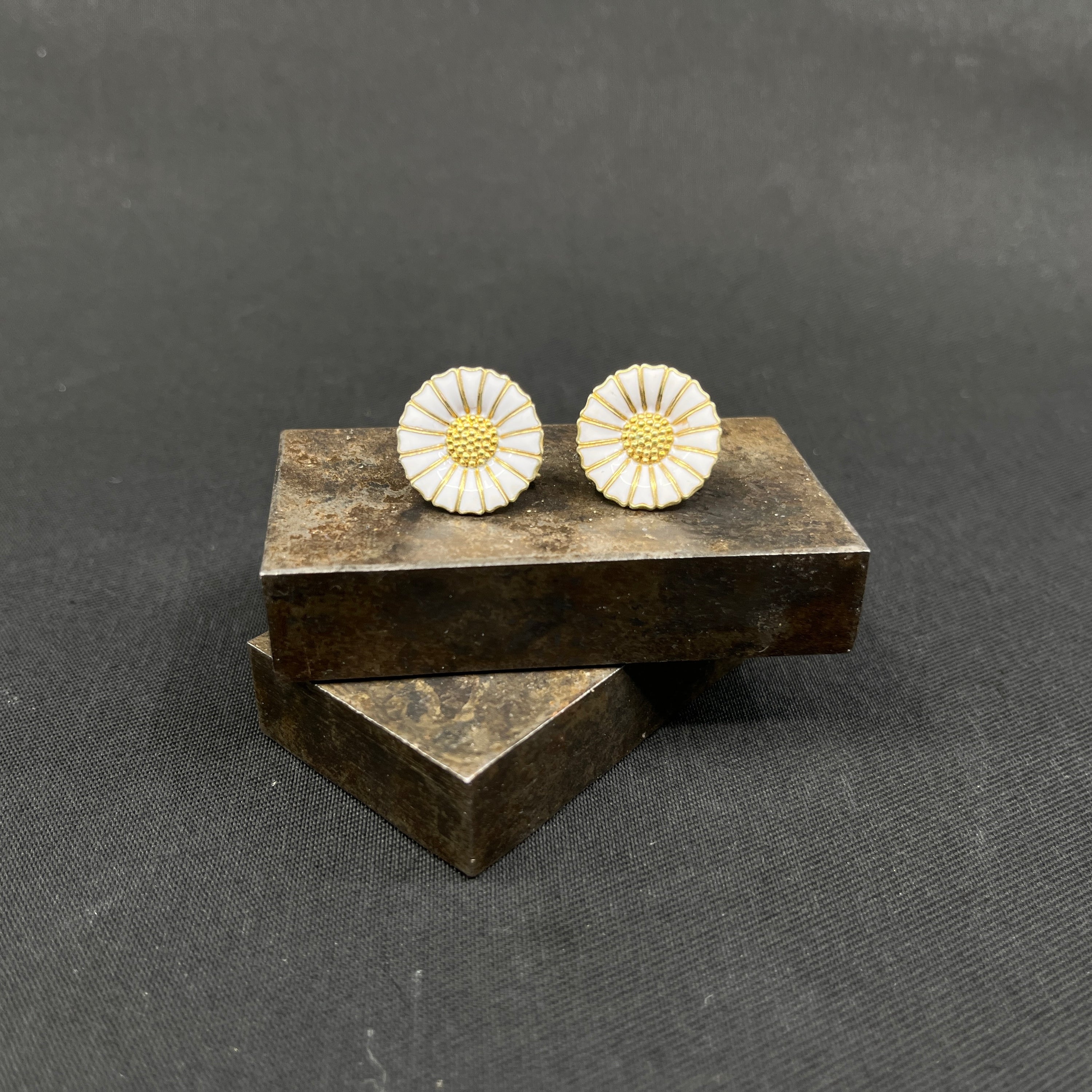 Anton Michelsen marguerite øreskruer, 1,8 cm.