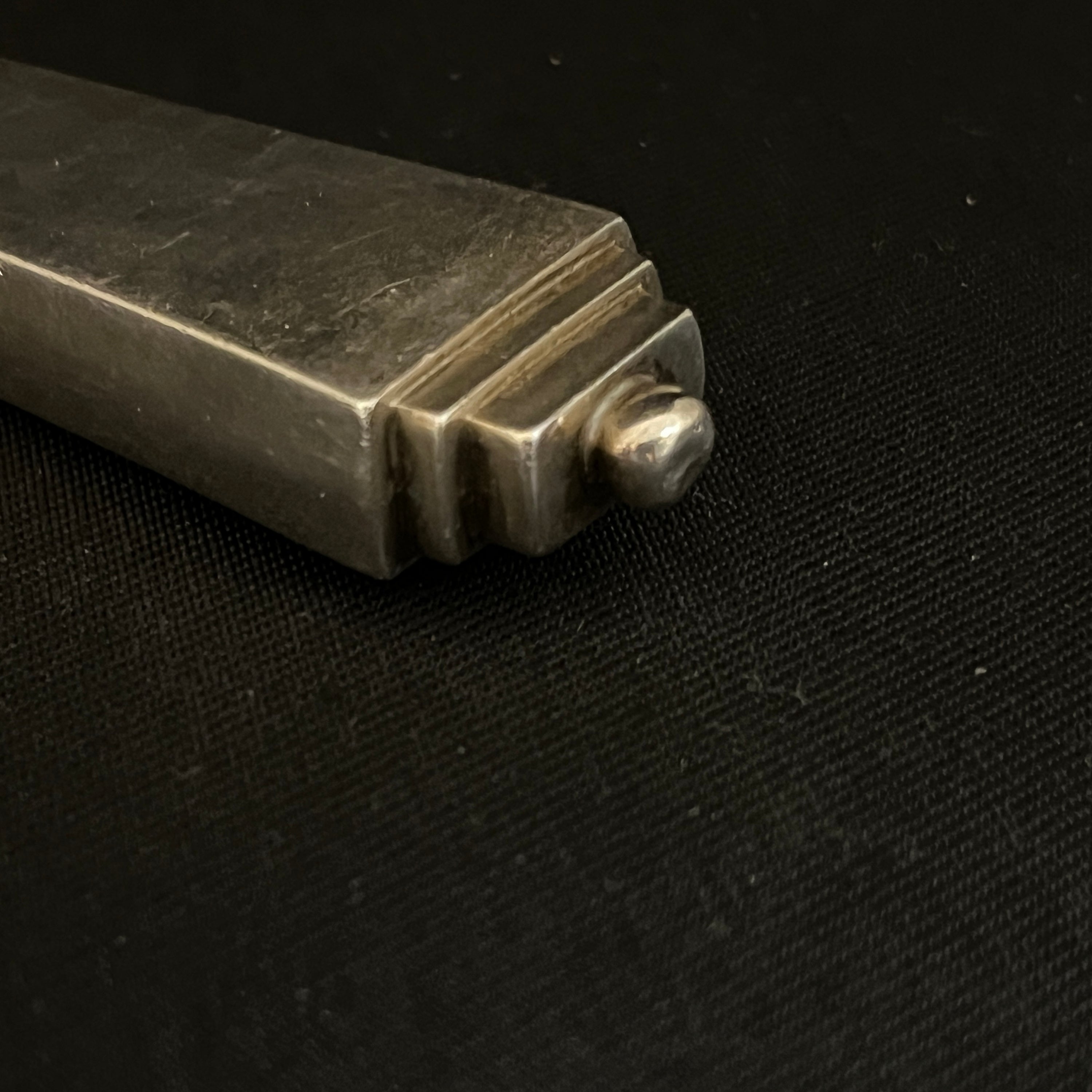 Pyramidenförmiges Kuchenmesser, breite Klinge