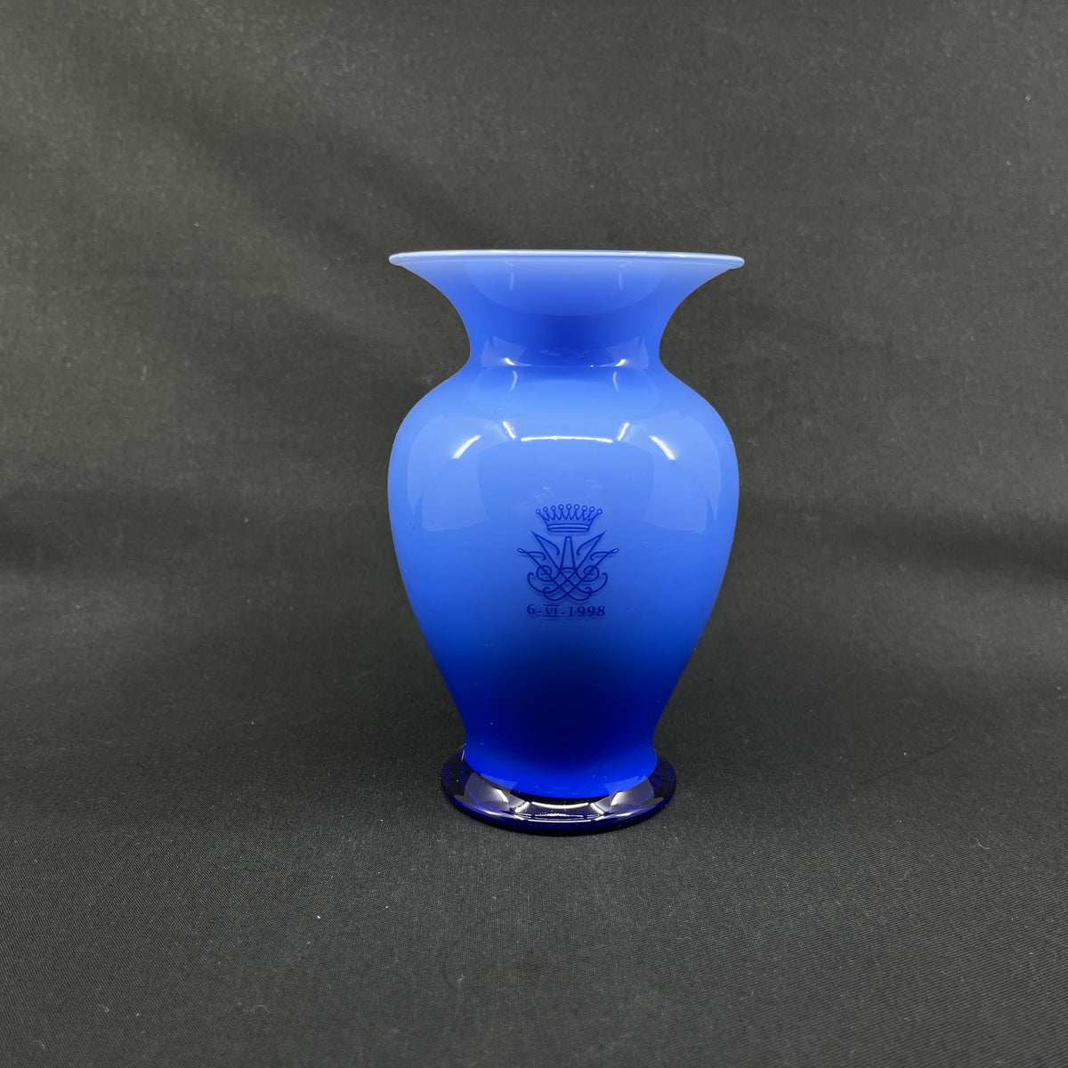 Vase med monogram af prinsesse Alexandra af Sayn-Wittgenstein-Berleburg