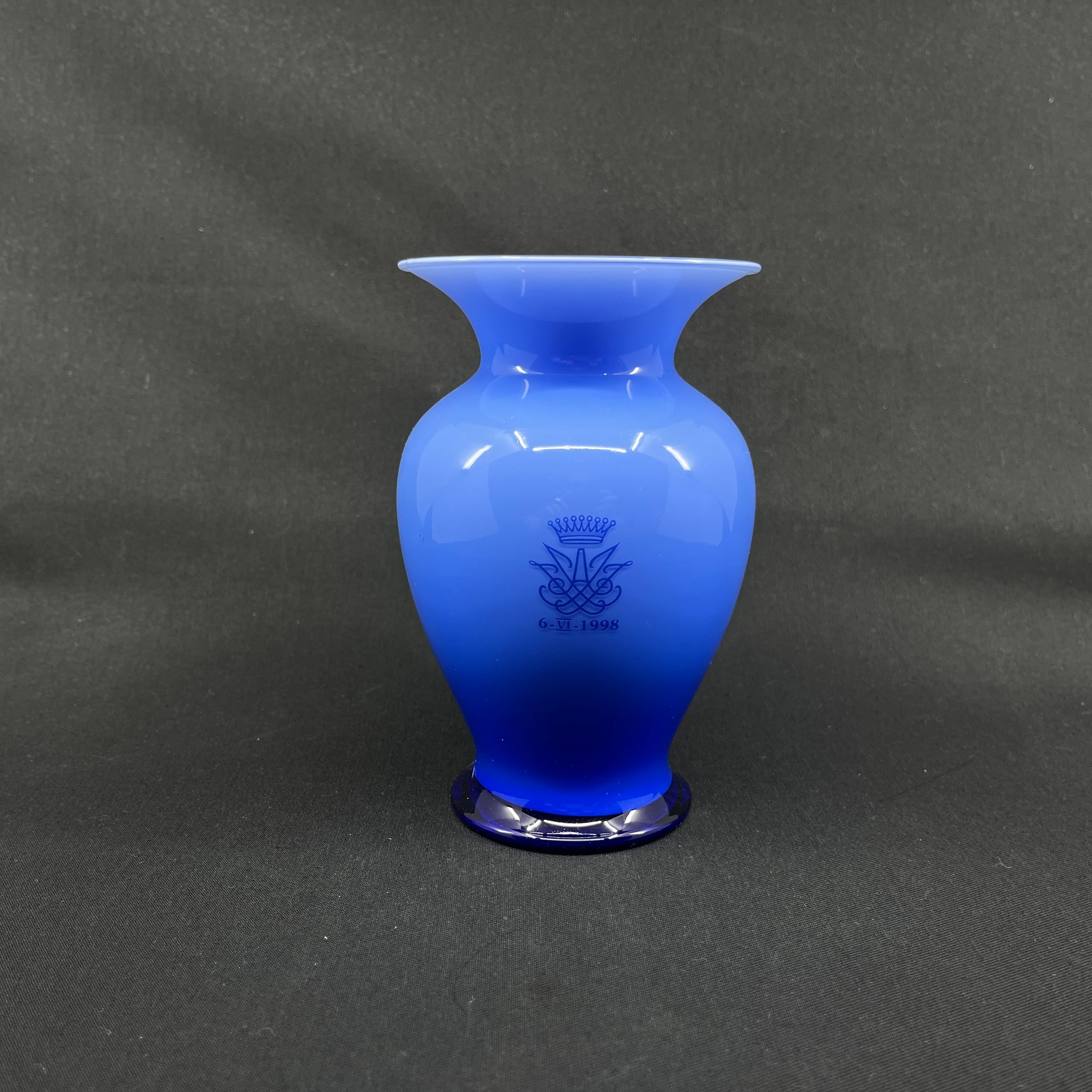 Vase med monogram af prinsesse Alexandra af Sayn-Wittgenstein-Berleburg