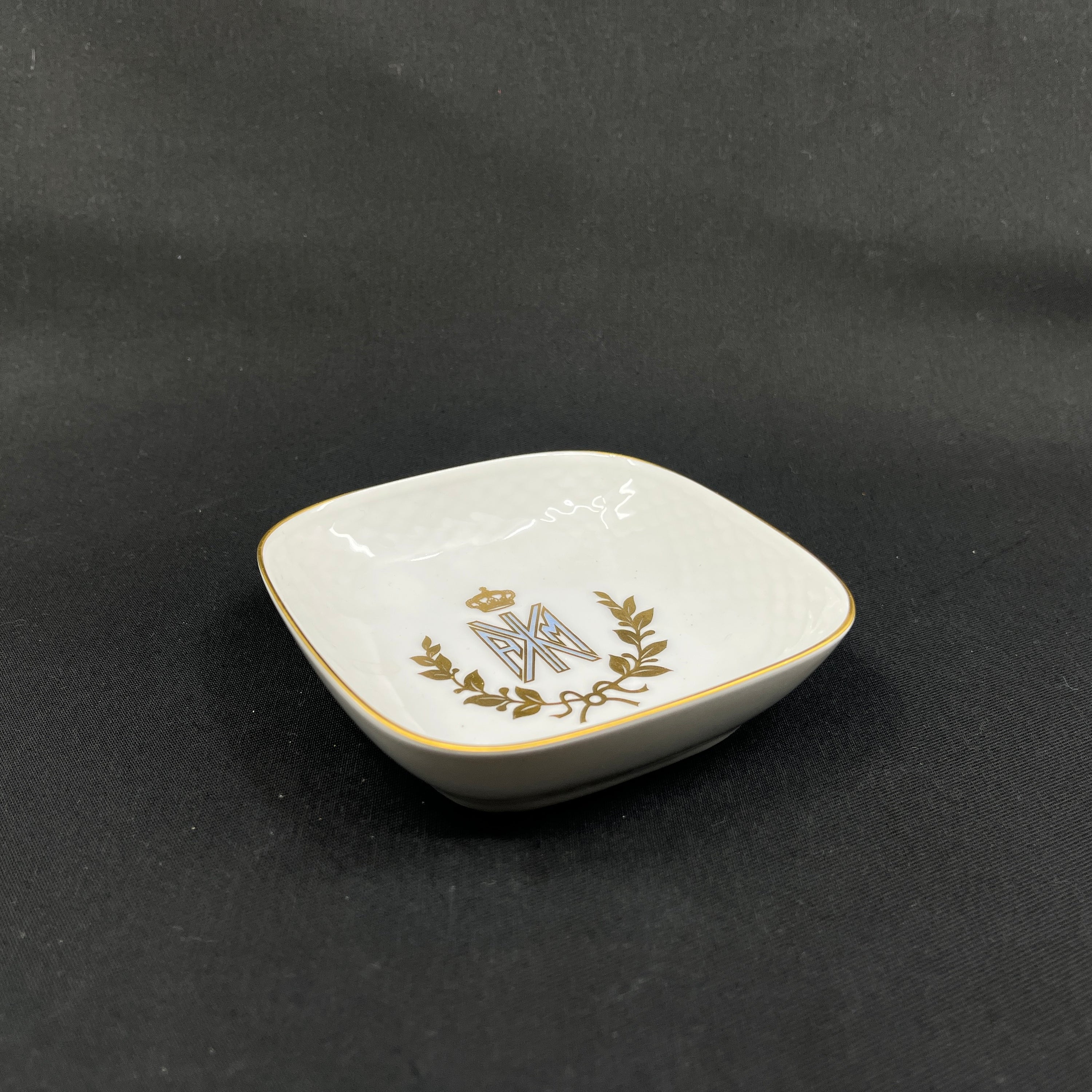 Firkantet skål med monogram af Dronning Anne Marie af Grækenland