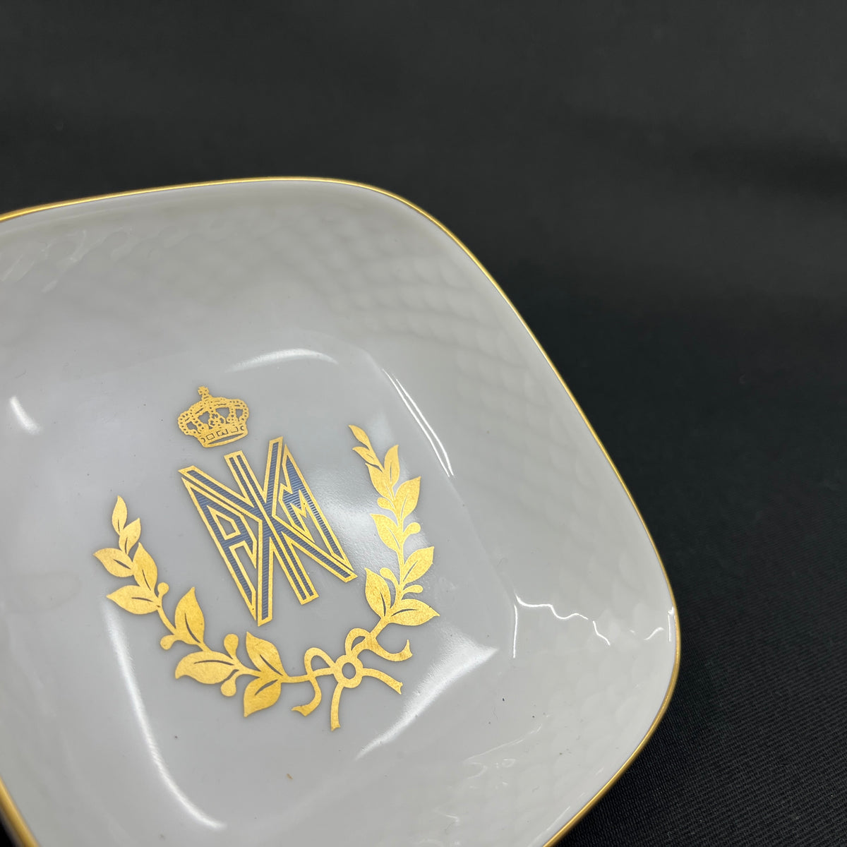 Firkantet skål med monogram af Dronning Anne Marie af Grækenland