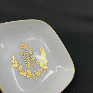 Firkantet skål med monogram af Dronning Anne Marie af Grækenland