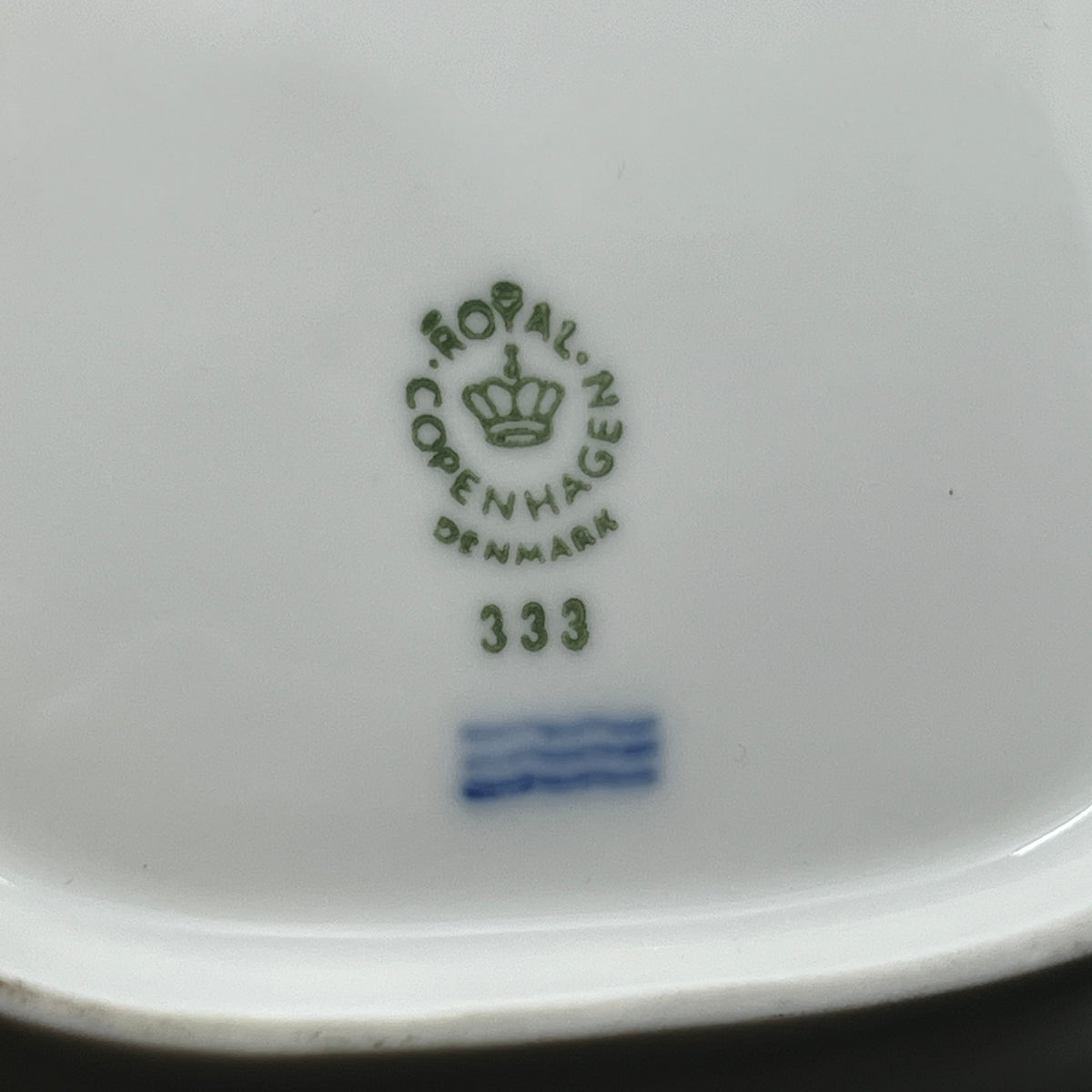 Firkantet skål med monogram af Dronning Anne Marie af Grækenland