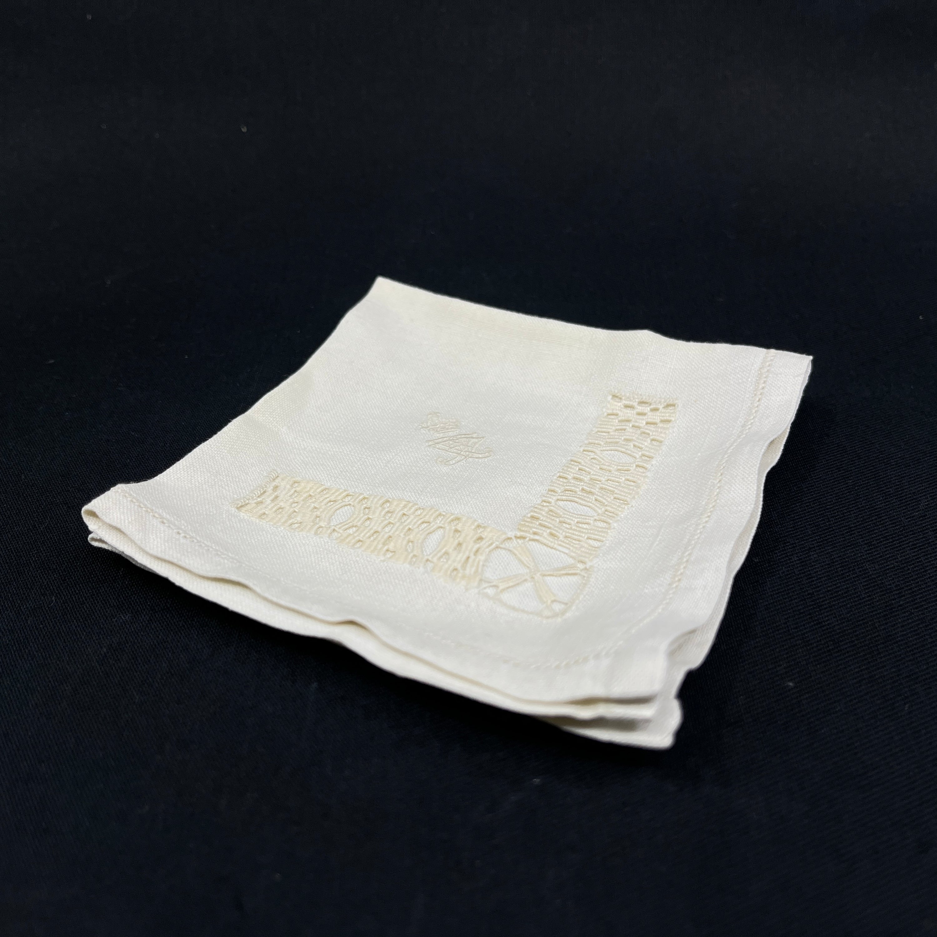 Serviet med kongeligt monogram for Dronning Ingrid