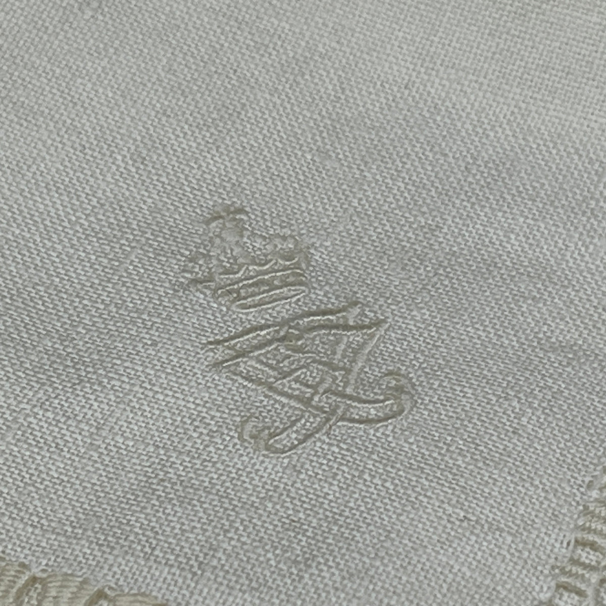 Serviet med kongeligt monogram for Dronning Ingrid