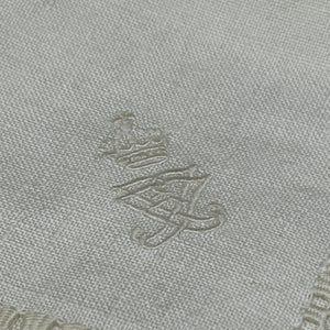 Serviet med kongeligt monogram for Dronning Ingrid