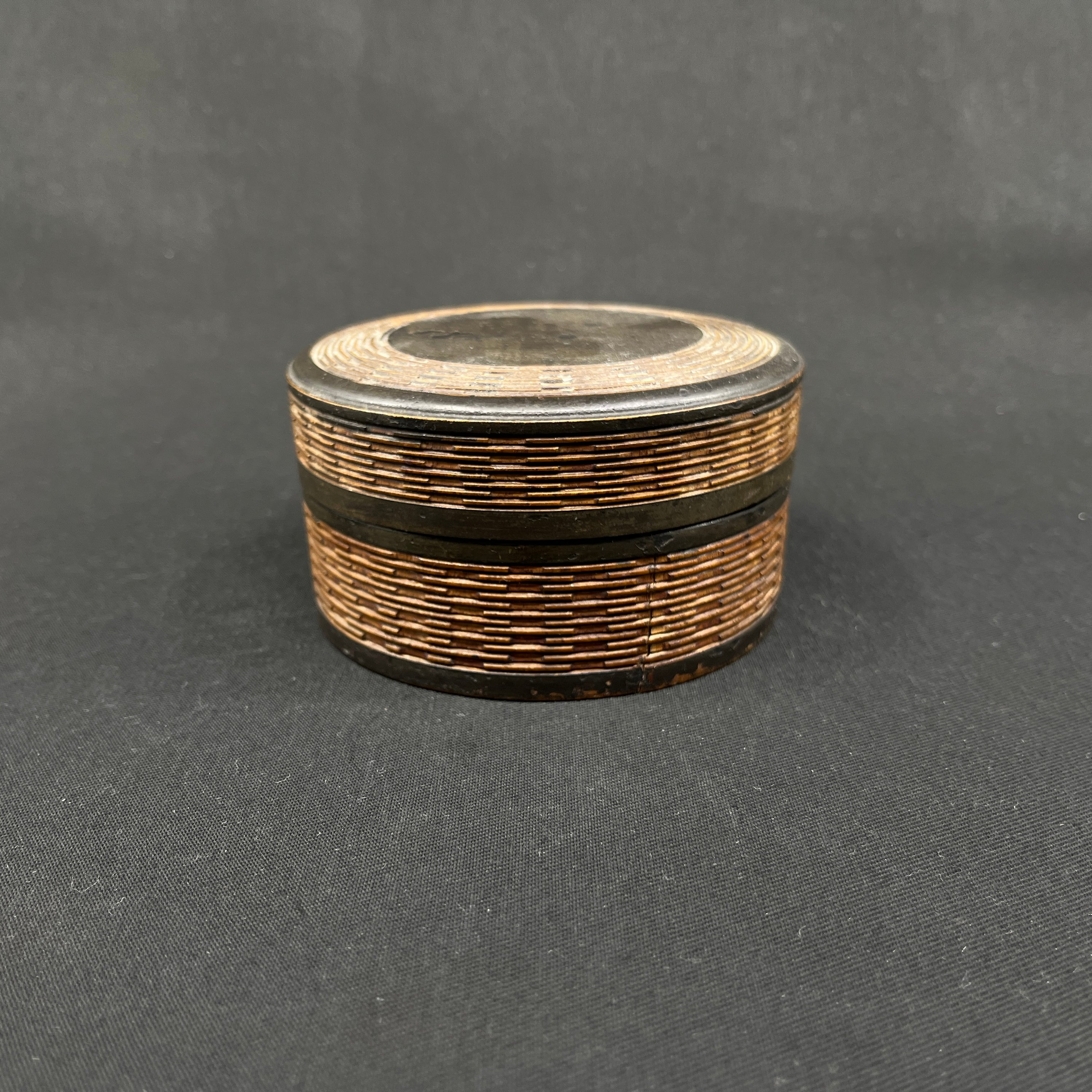 Udskåret æske fra 1900 tallets begyndelse