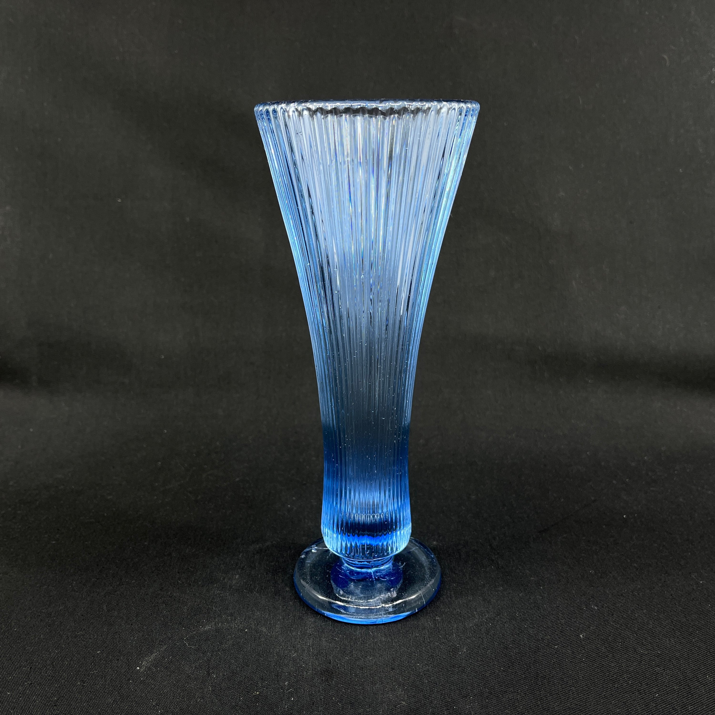 Moderne lyseblå glasvase fra 1970'erne