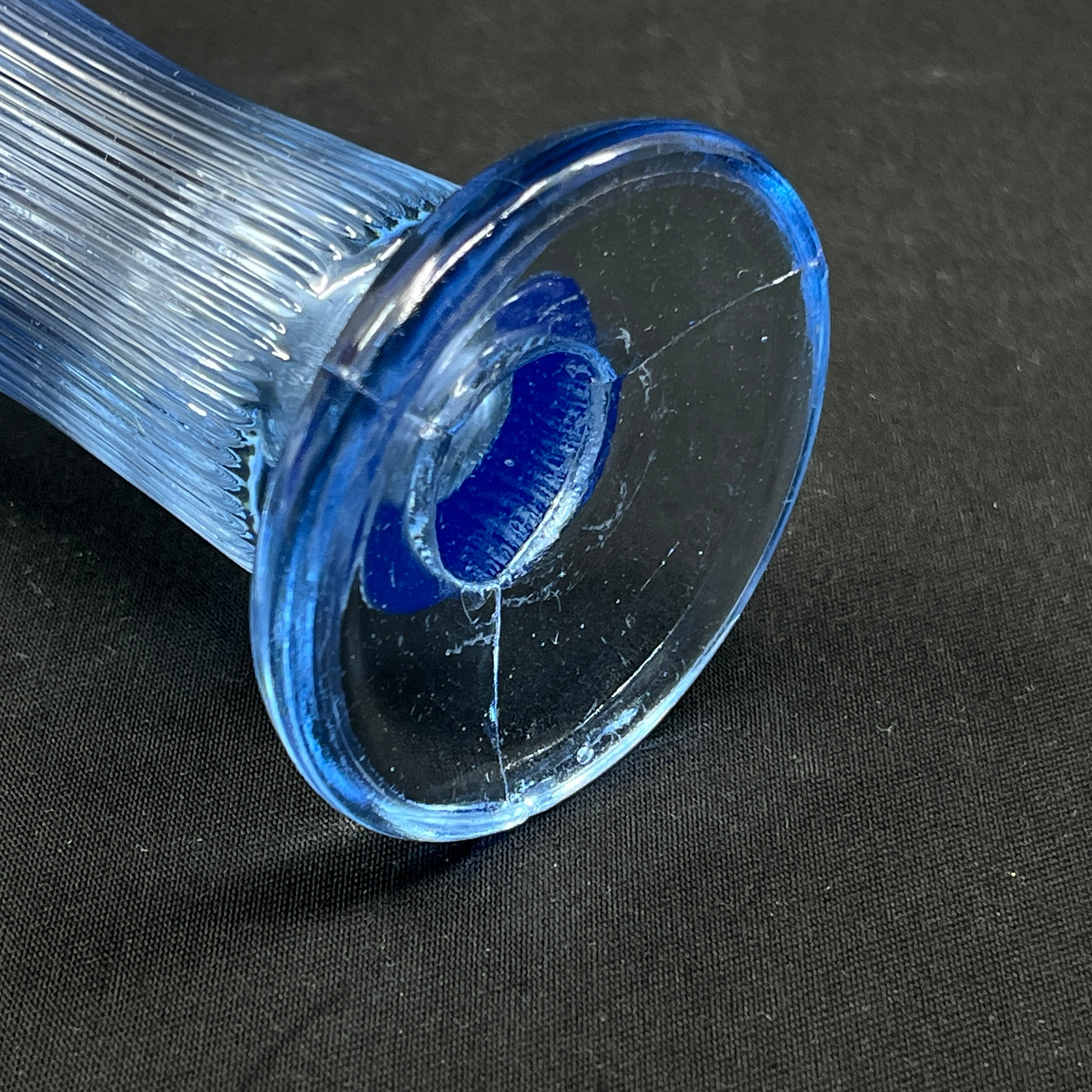 Moderne lyseblå glasvase fra 1970'erne