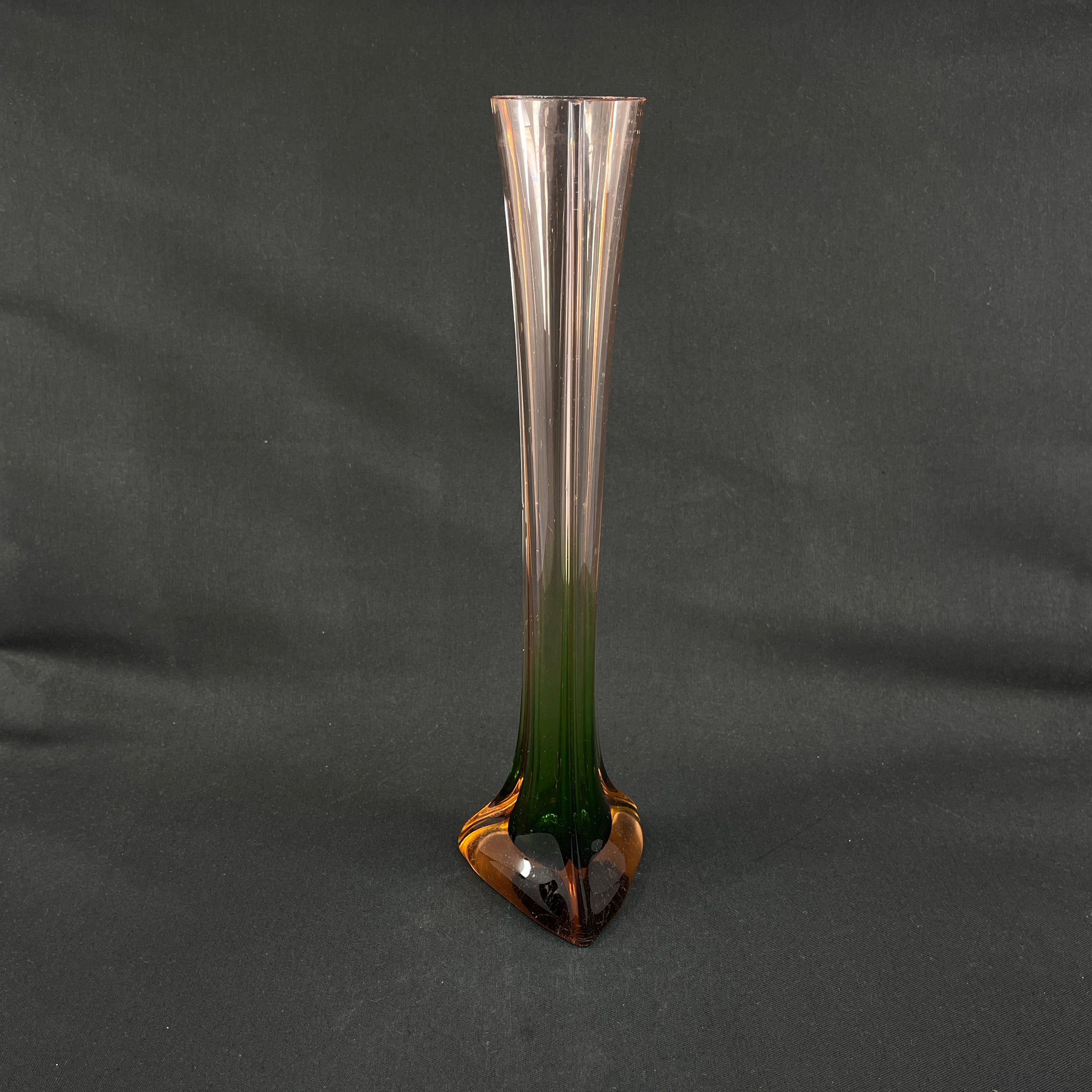 Usædvanlig vase i grøn og pink glas, 32 cm.