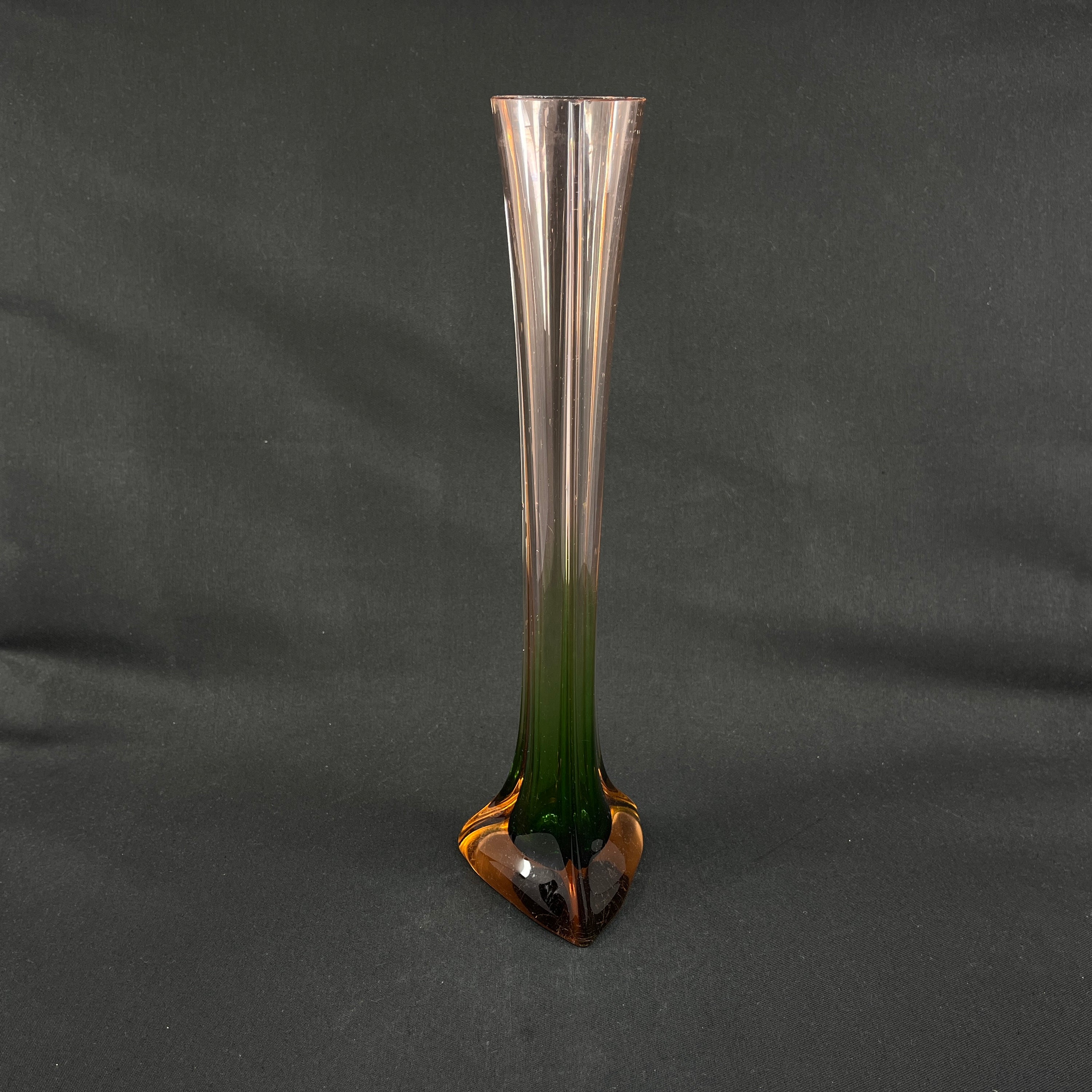 Usædvanlig vase i grøn og pink glas, 32 cm.