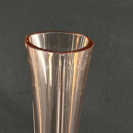 Usædvanlig vase i grøn og pink glas, 32 cm.