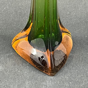 Usædvanlig vase i grøn og pink glas, 32 cm.