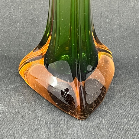 Usædvanlig vase i grøn og pink glas, 32 cm.
