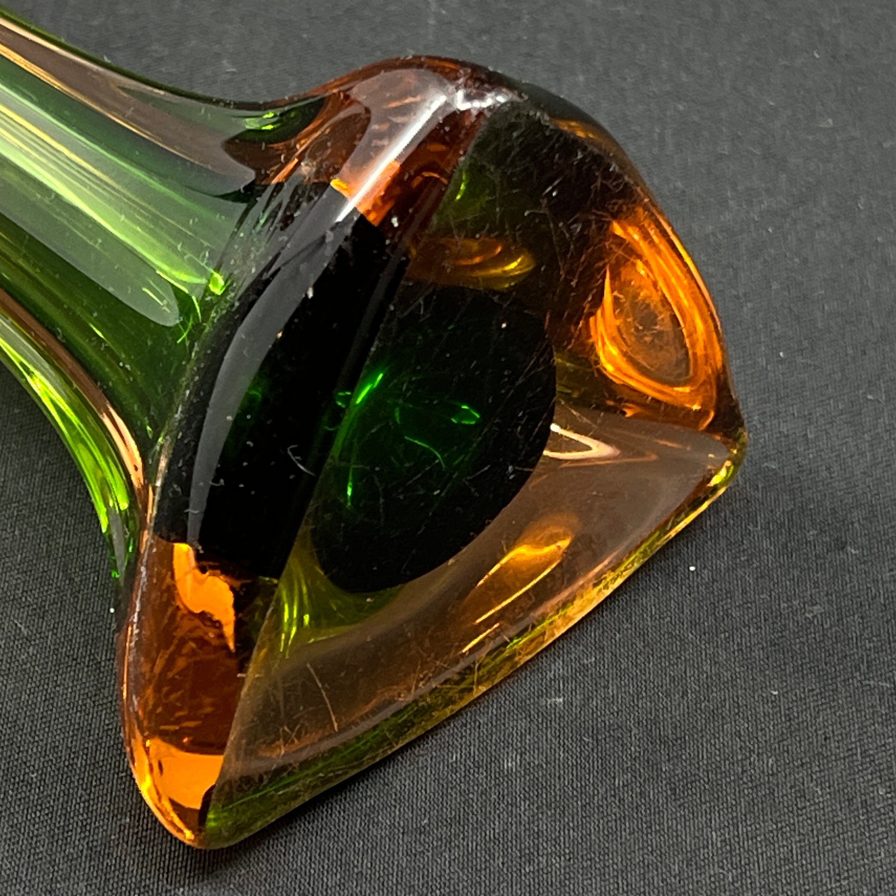 Usædvanlig vase i grøn og pink glas, 32 cm.