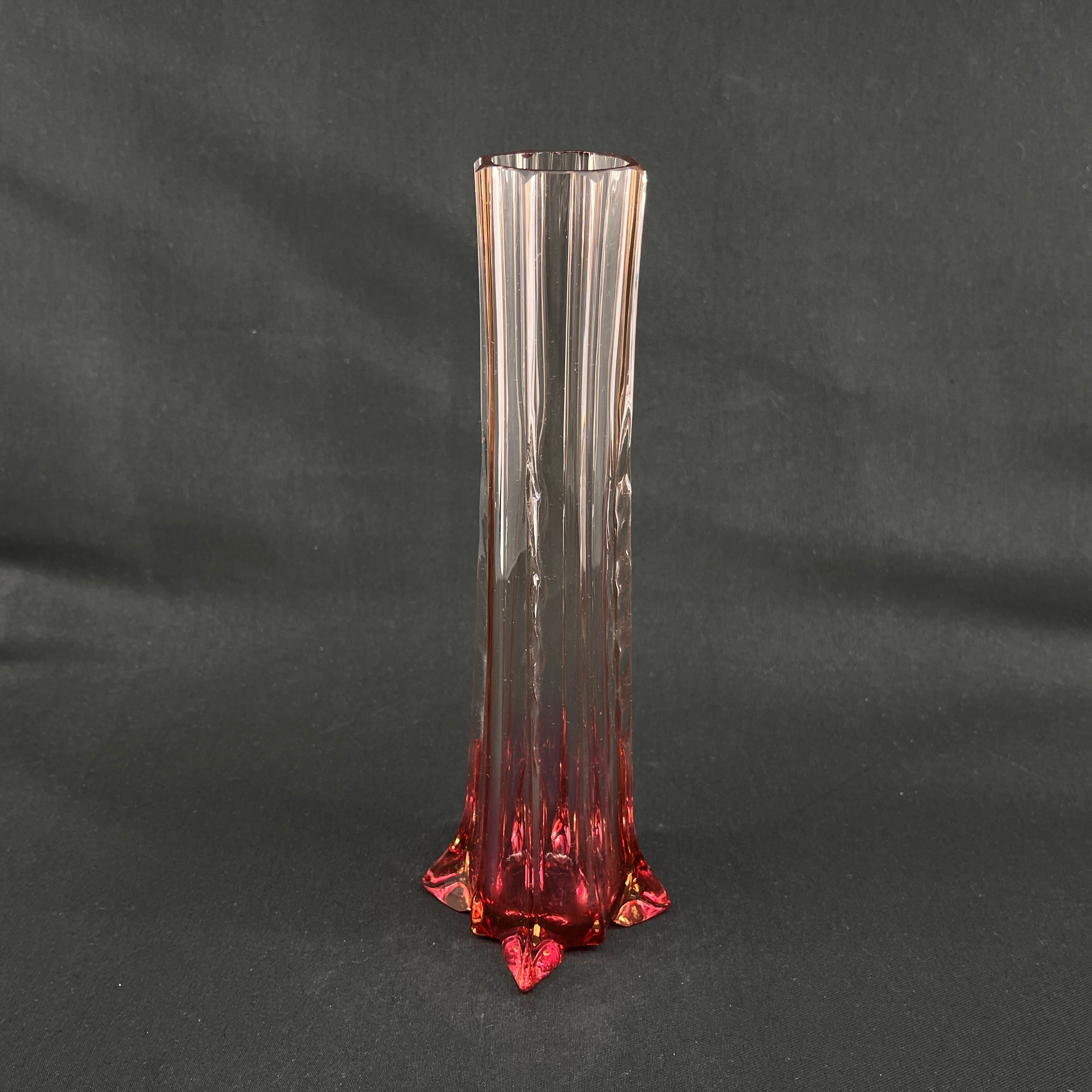 Lyserød kantet vase fra 1920'erne