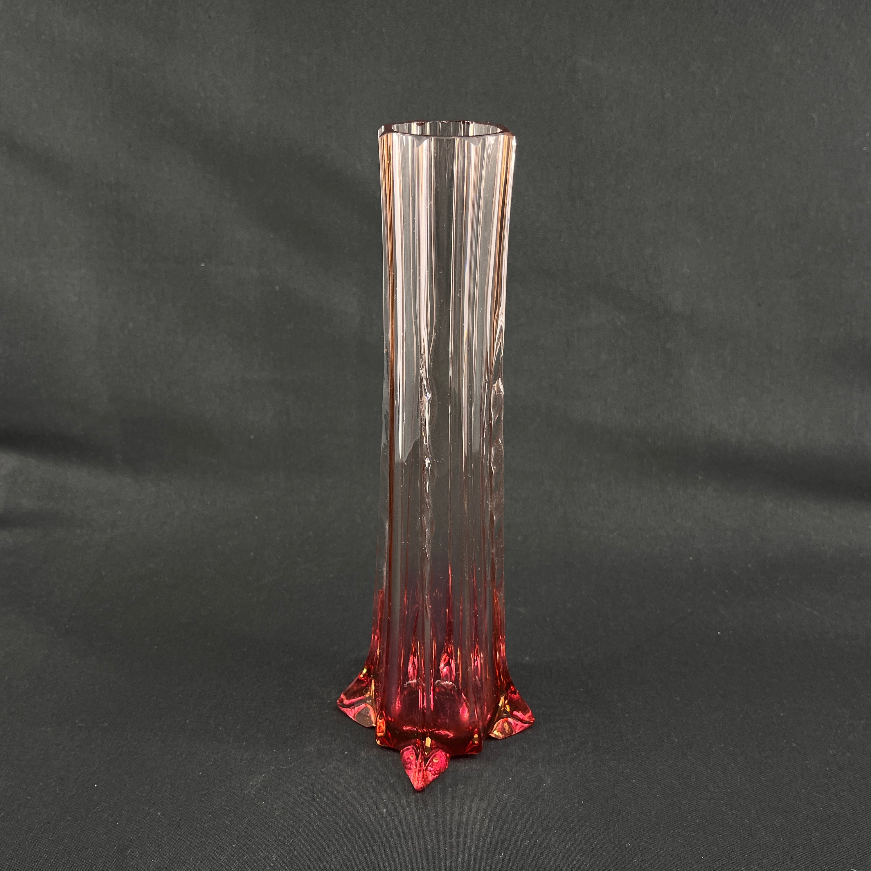 Lyserød kantet vase fra 1920'erne