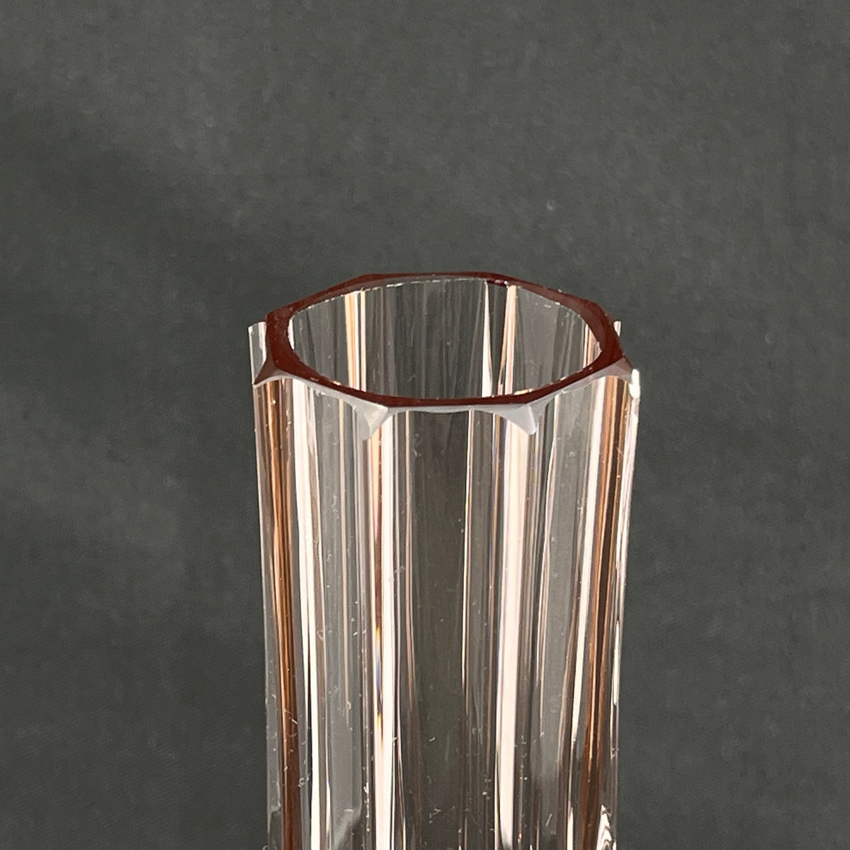 Lyserød kantet vase fra 1920'erne