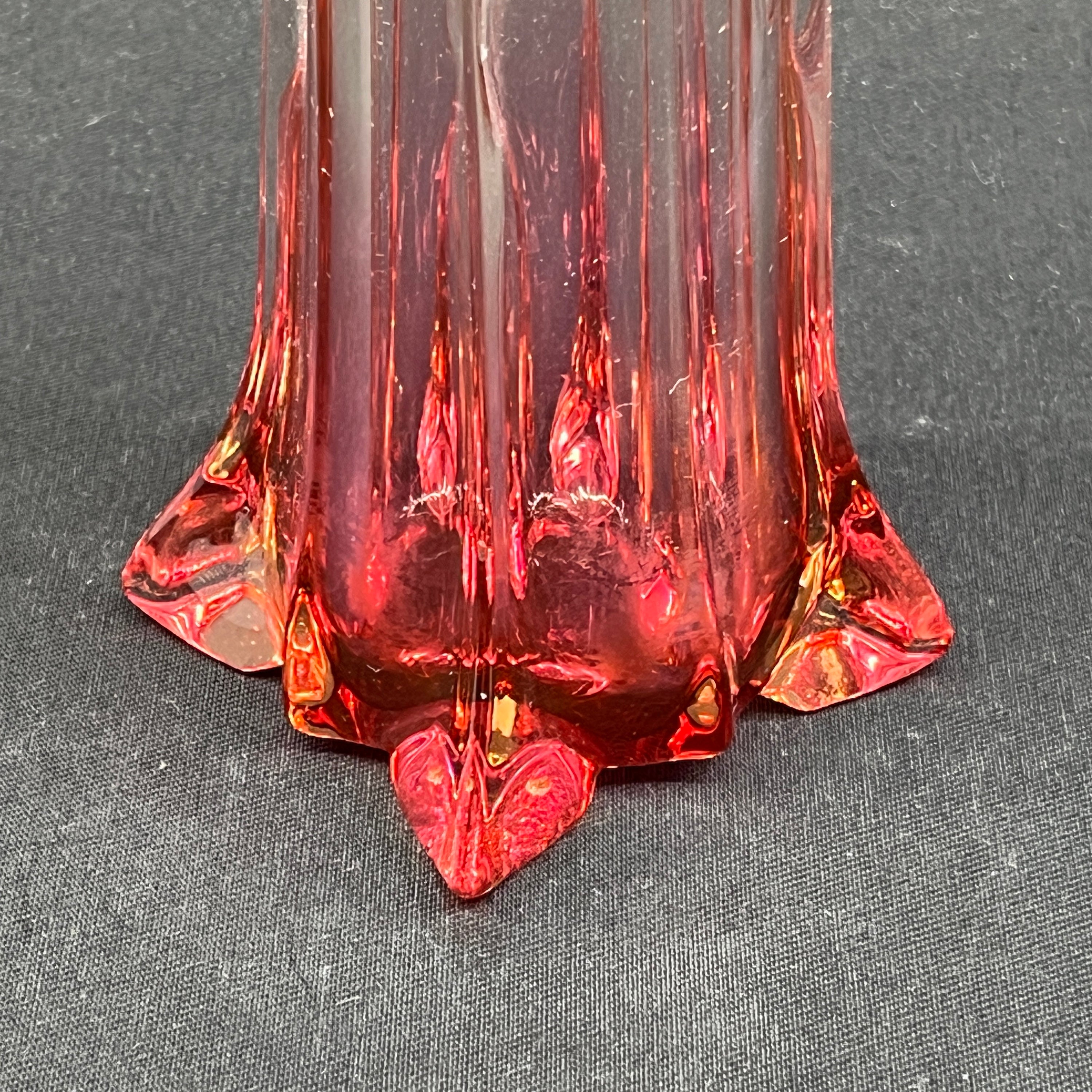 Lyserød kantet vase fra 1920'erne