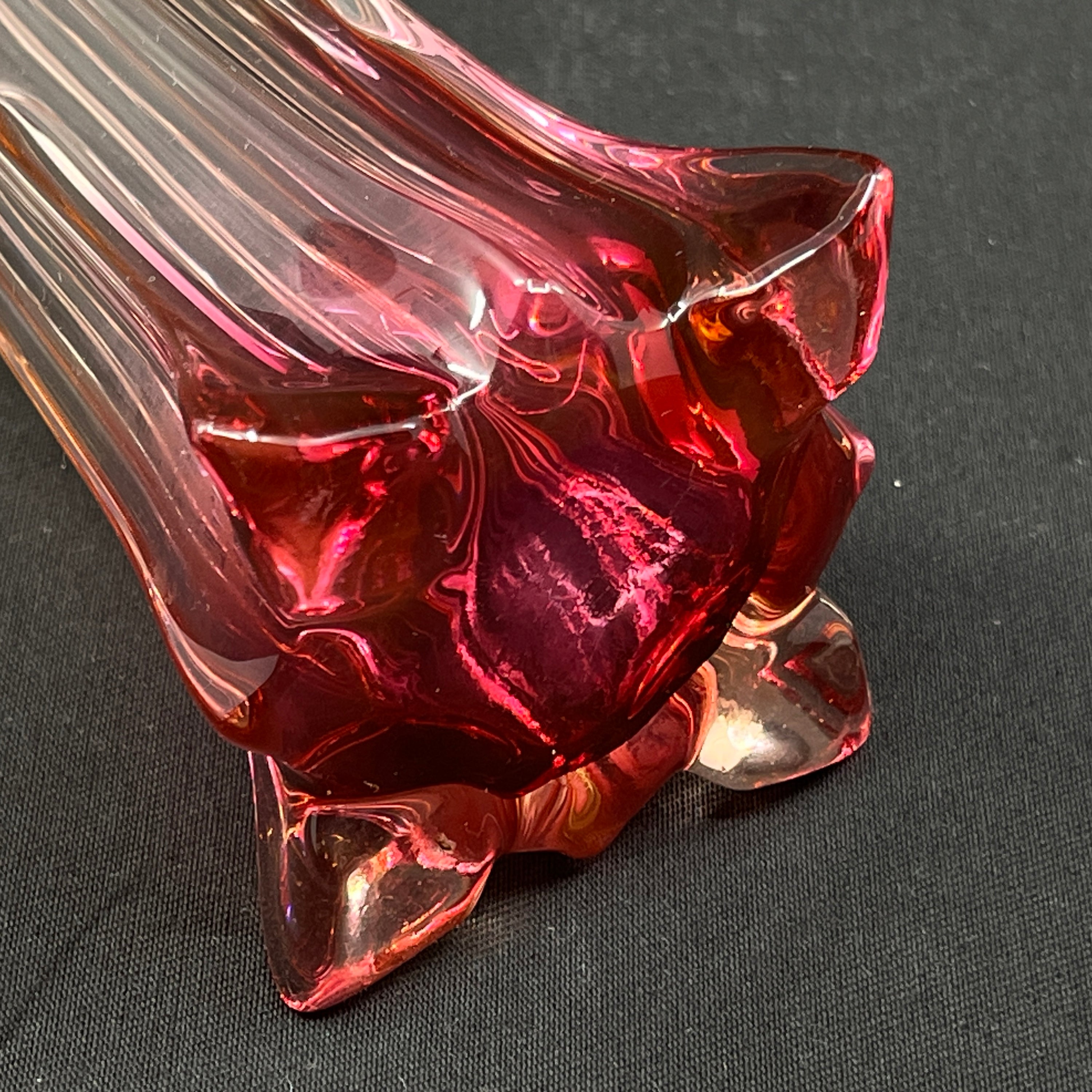 Lyserød kantet vase fra 1920'erne