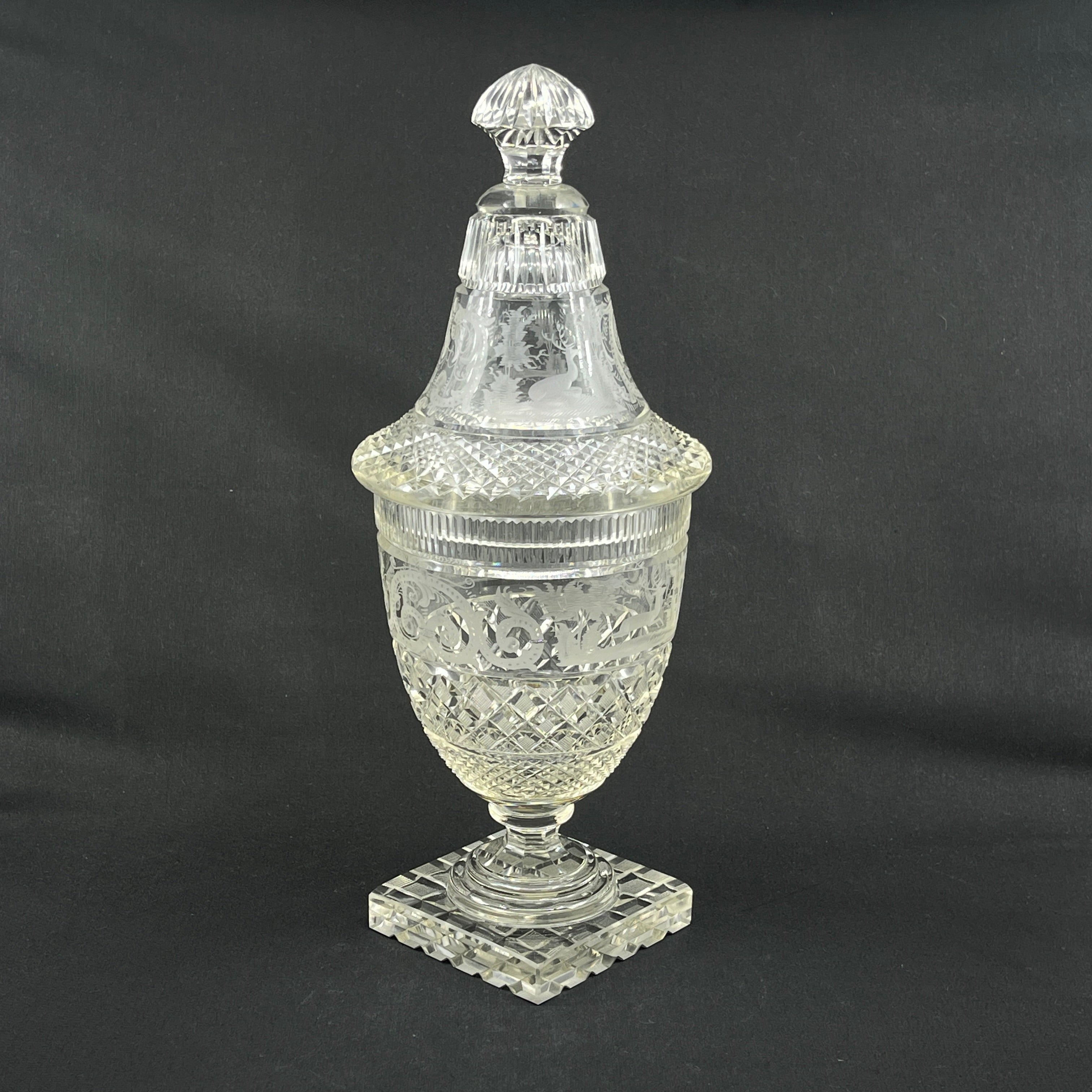 Stor krystal bonbonnierer på fod