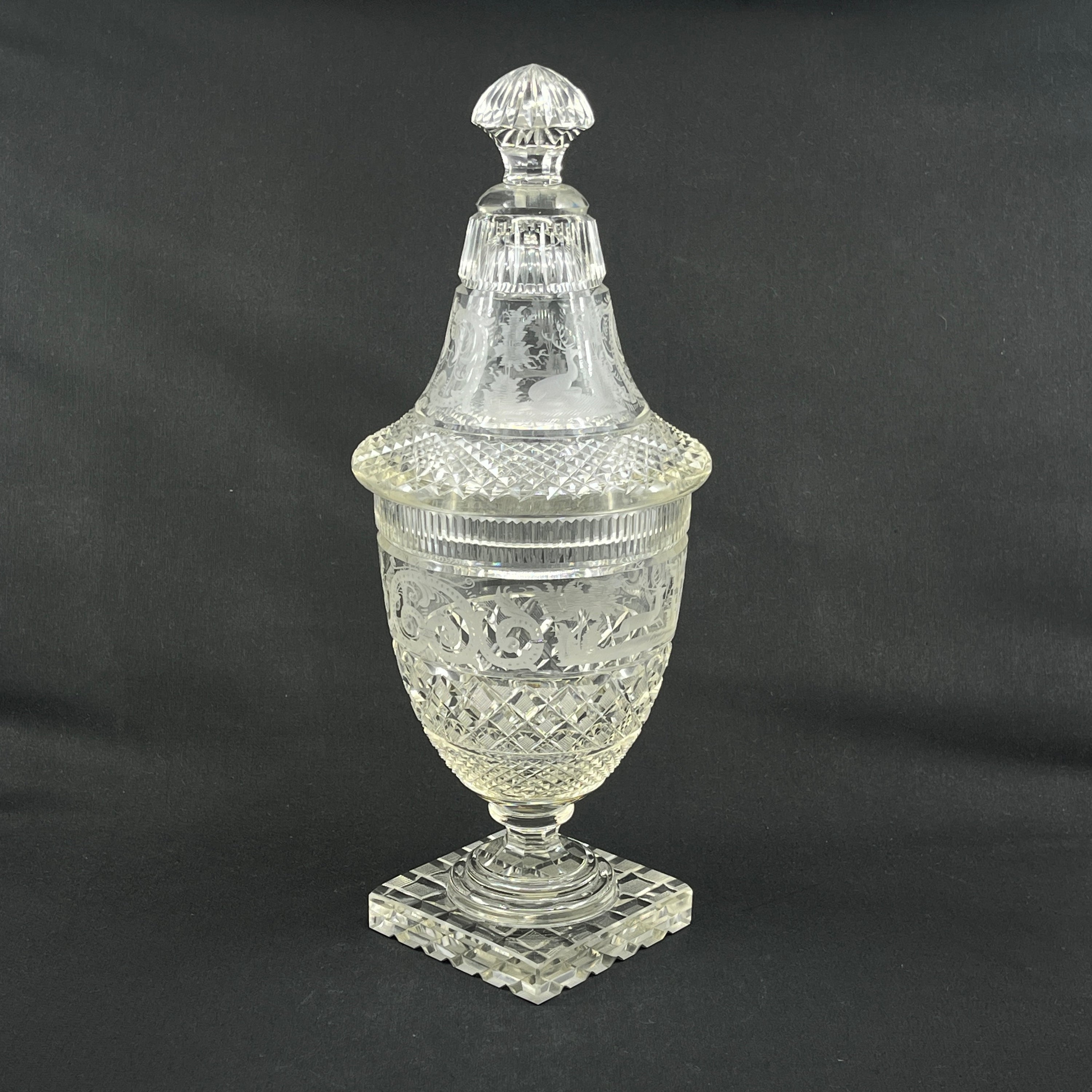 Stor krystal bonbonnierer på fod