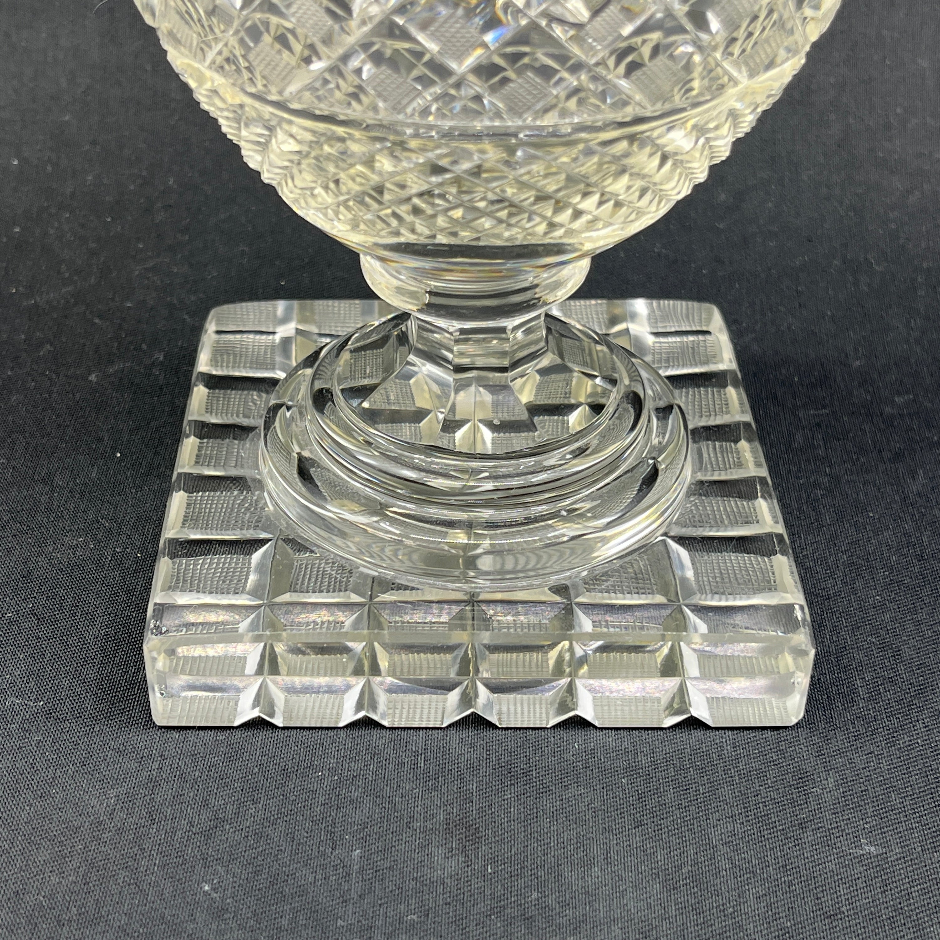 Stor krystal bonbonnierer på fod