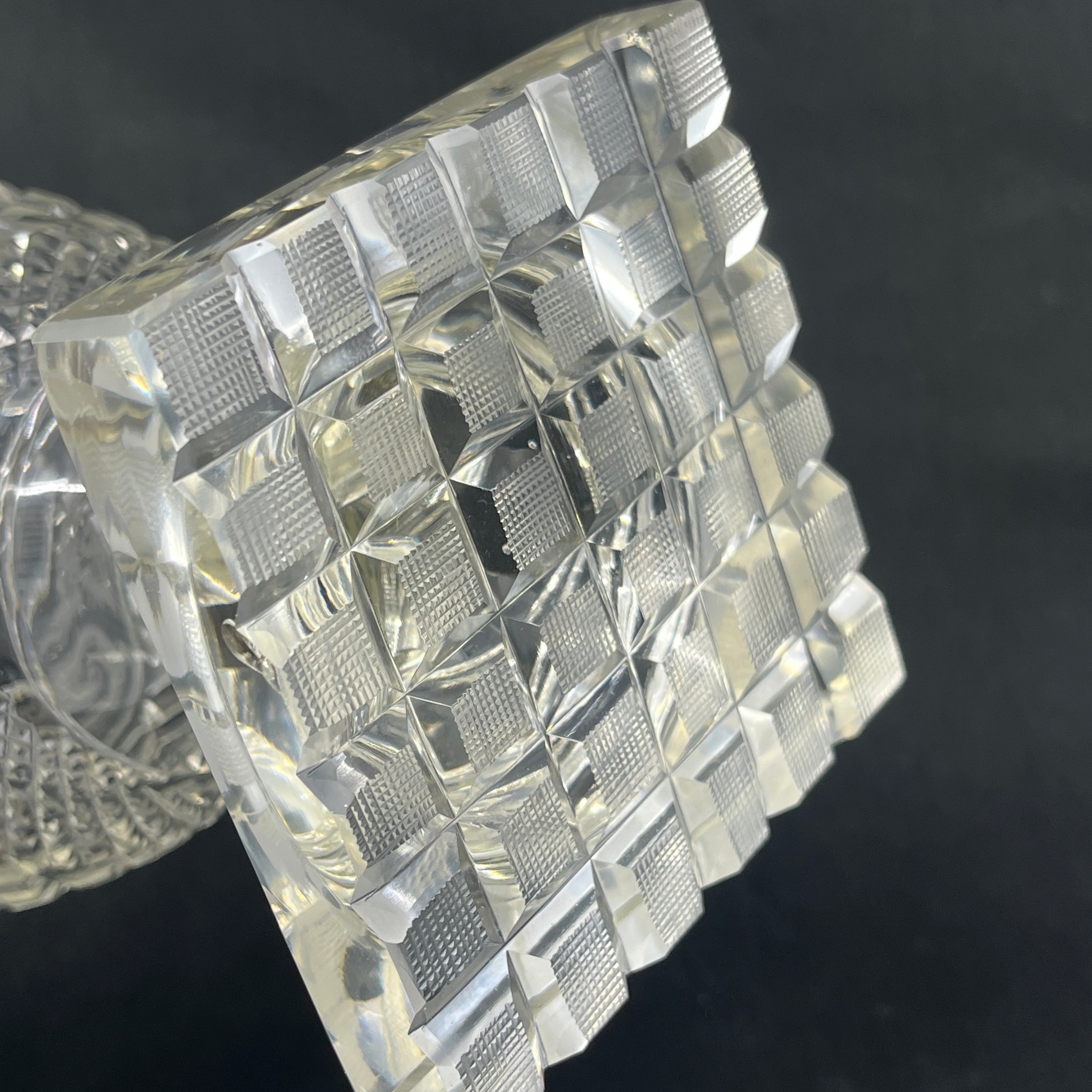 Stor krystal bonbonnierer på fod