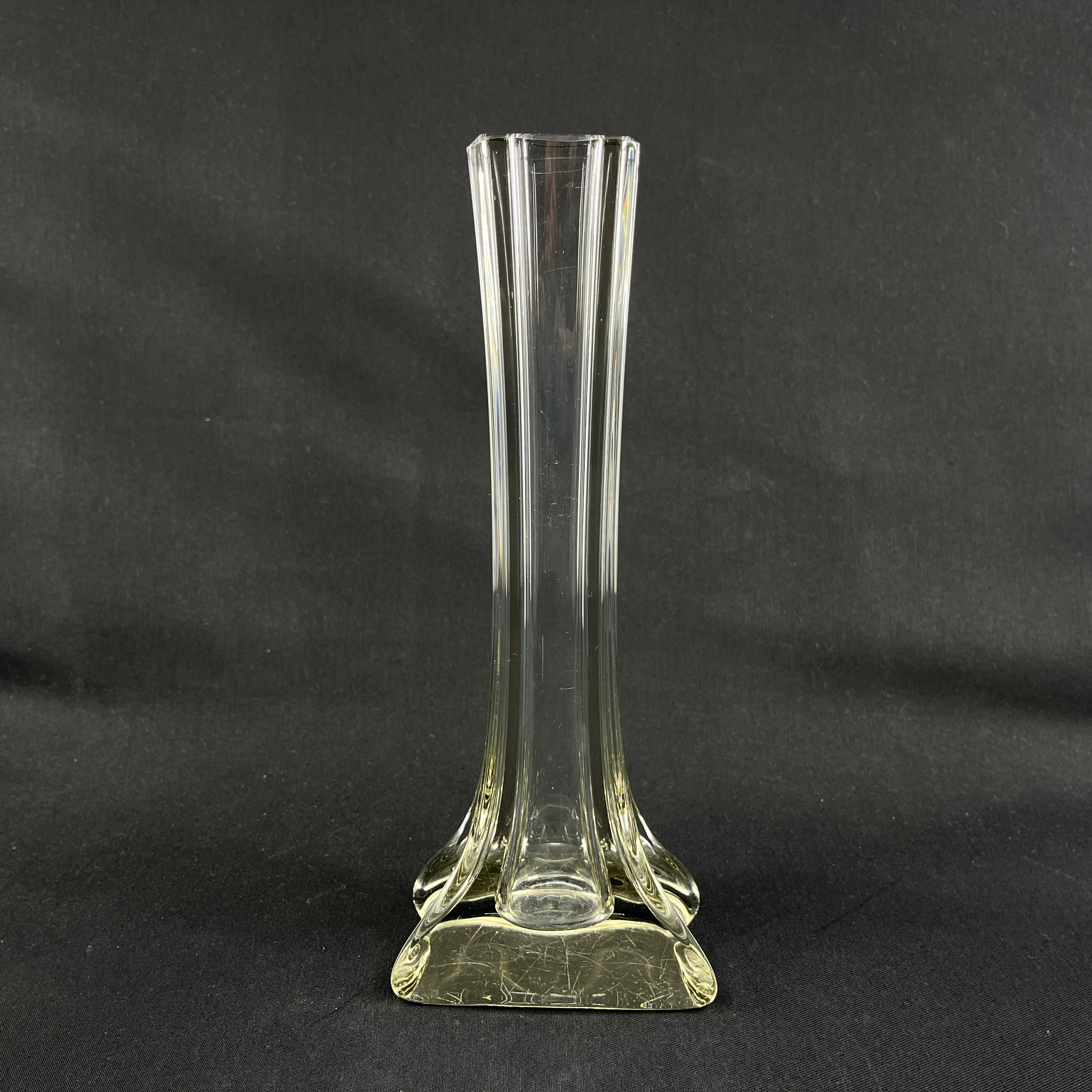 Slank kantet vase fra 1920'erne