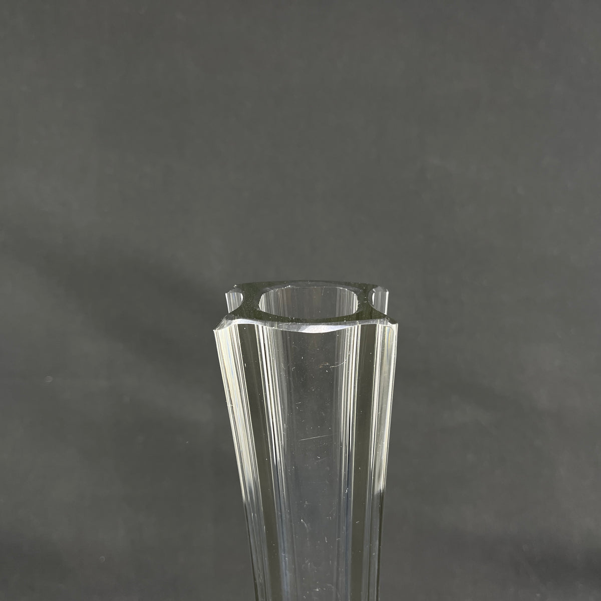 Slank kantet vase fra 1920'erne