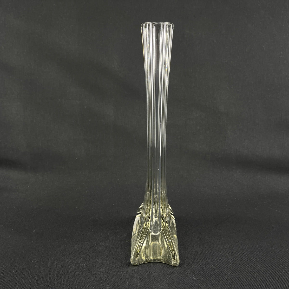 Slank kantet vase fra 1920'erne