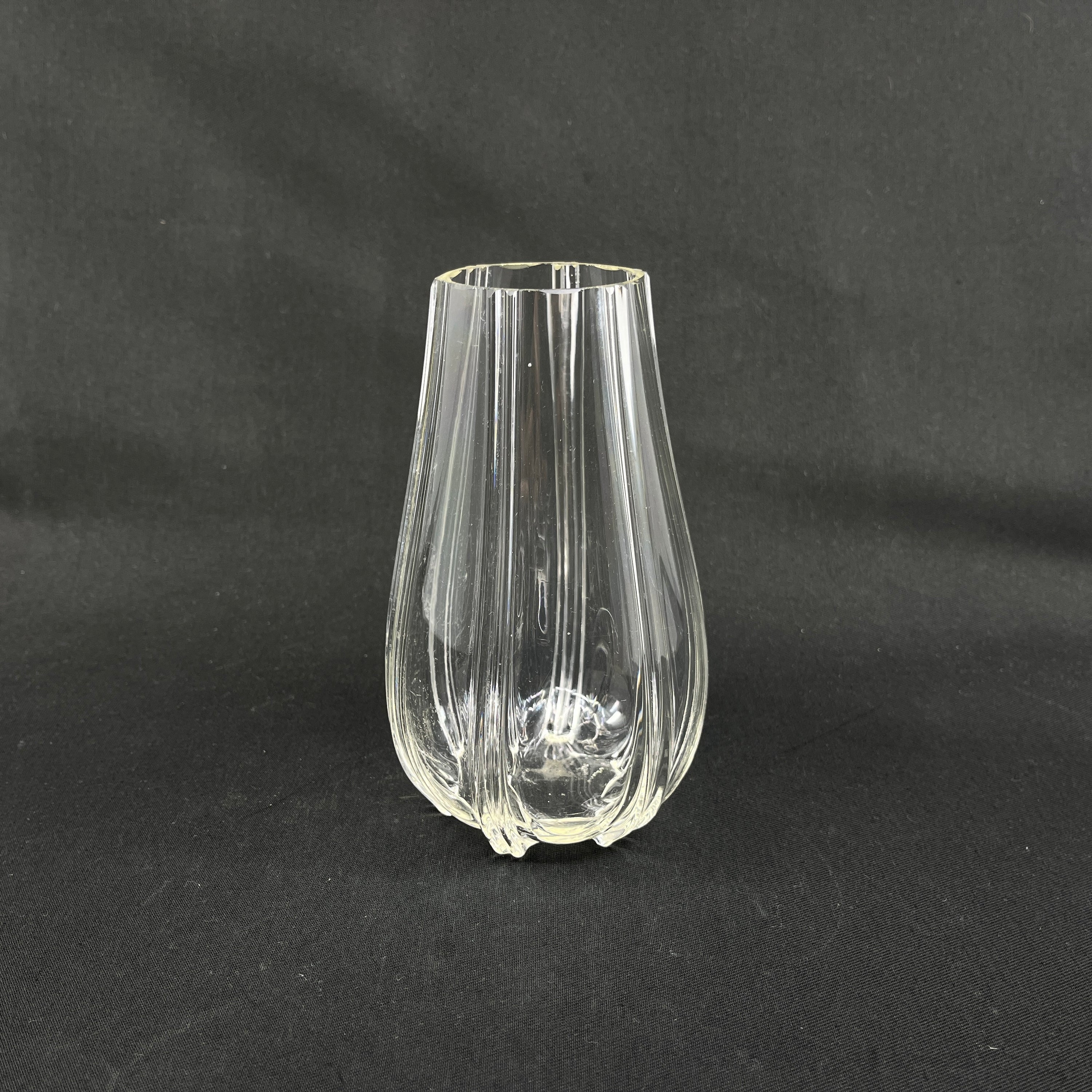 Fin dråbeformet vase fra 1920'erne, 16 cm.