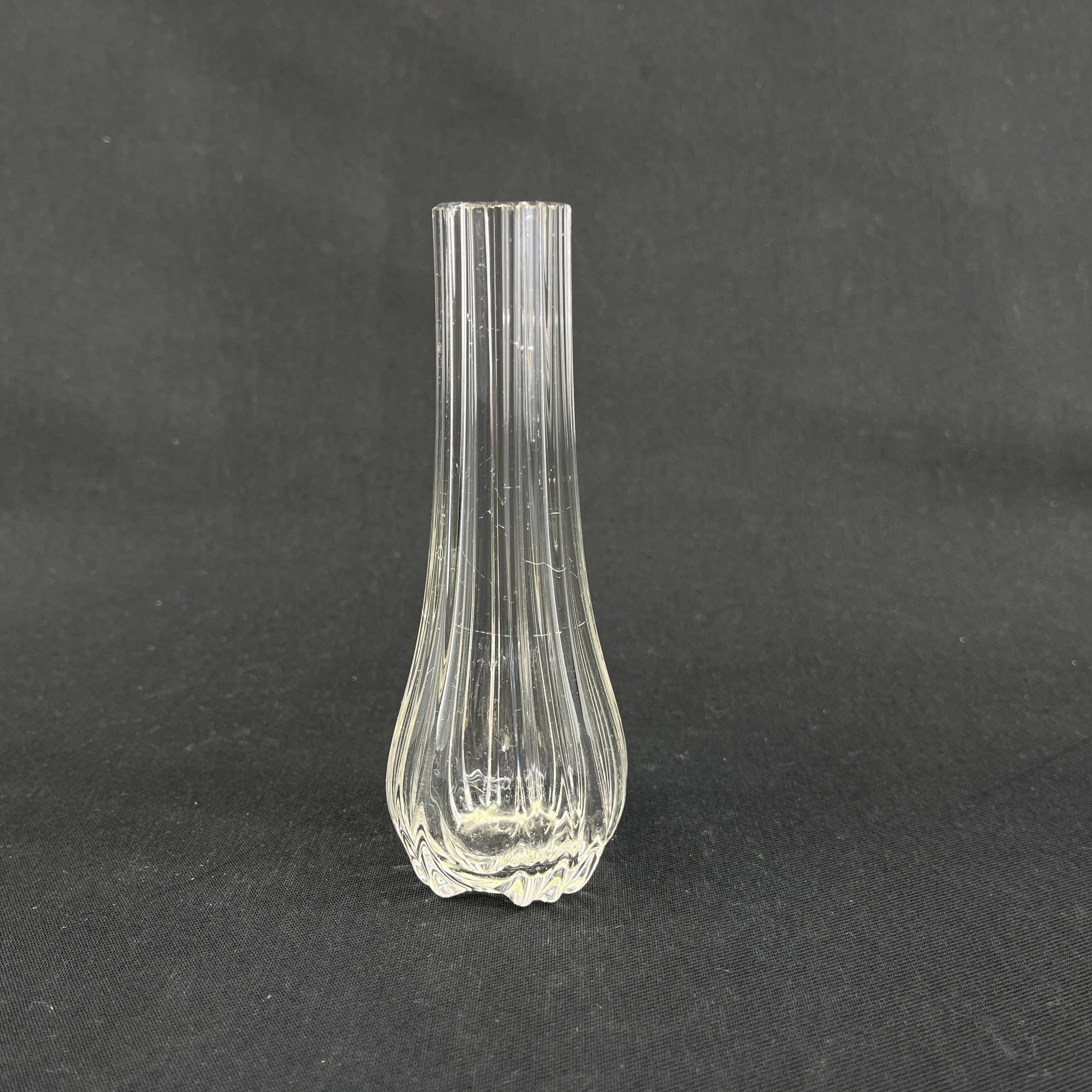 Fin dråbeformet vase fra 1920'erne, 12 cm.