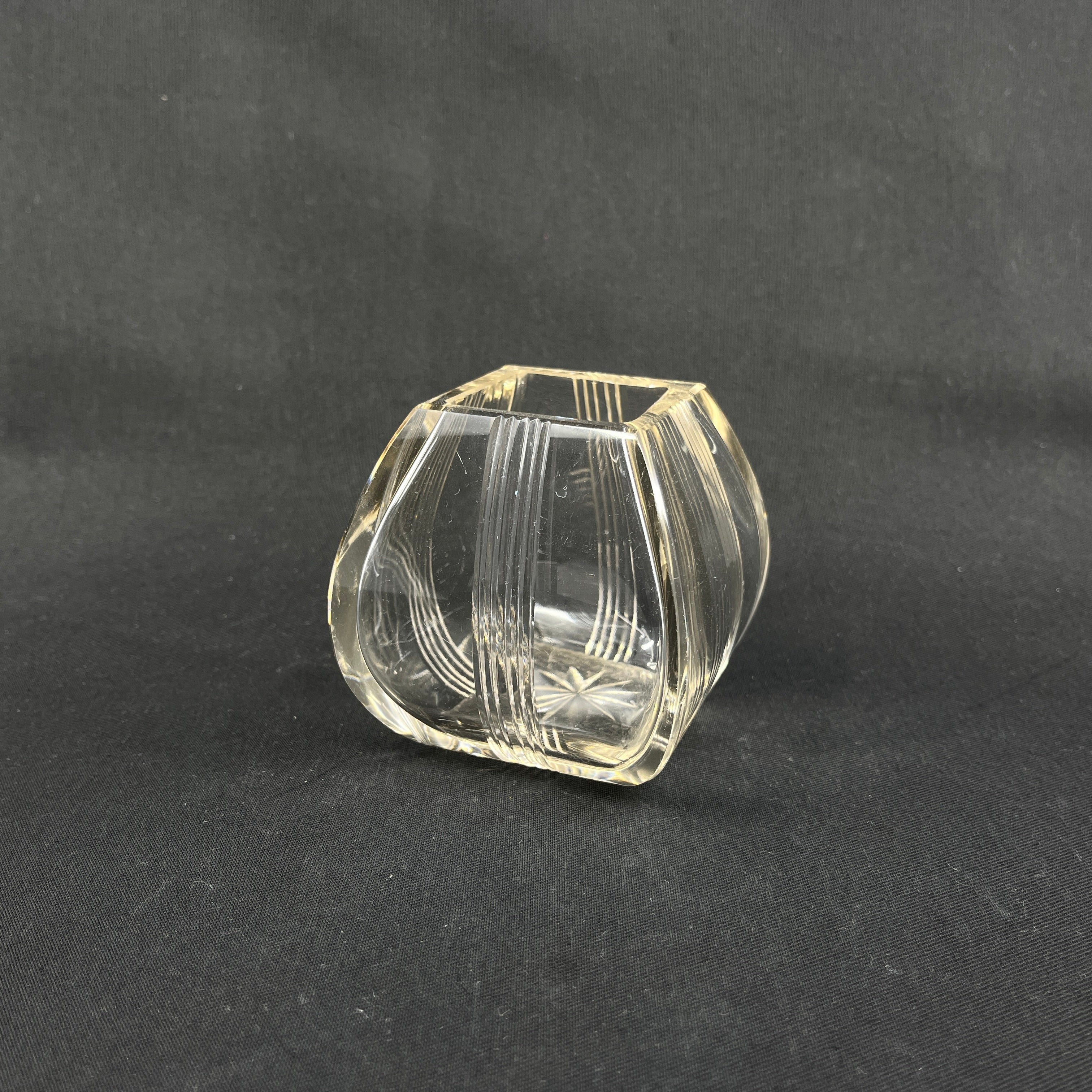 Kantet vase fra 1930'erne