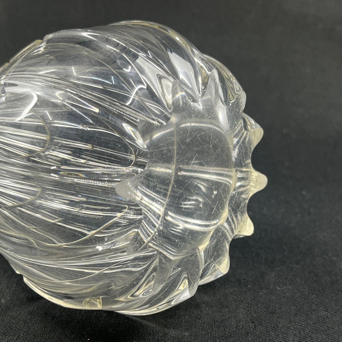 Høj vase med fine slibninger, 25 cm.
