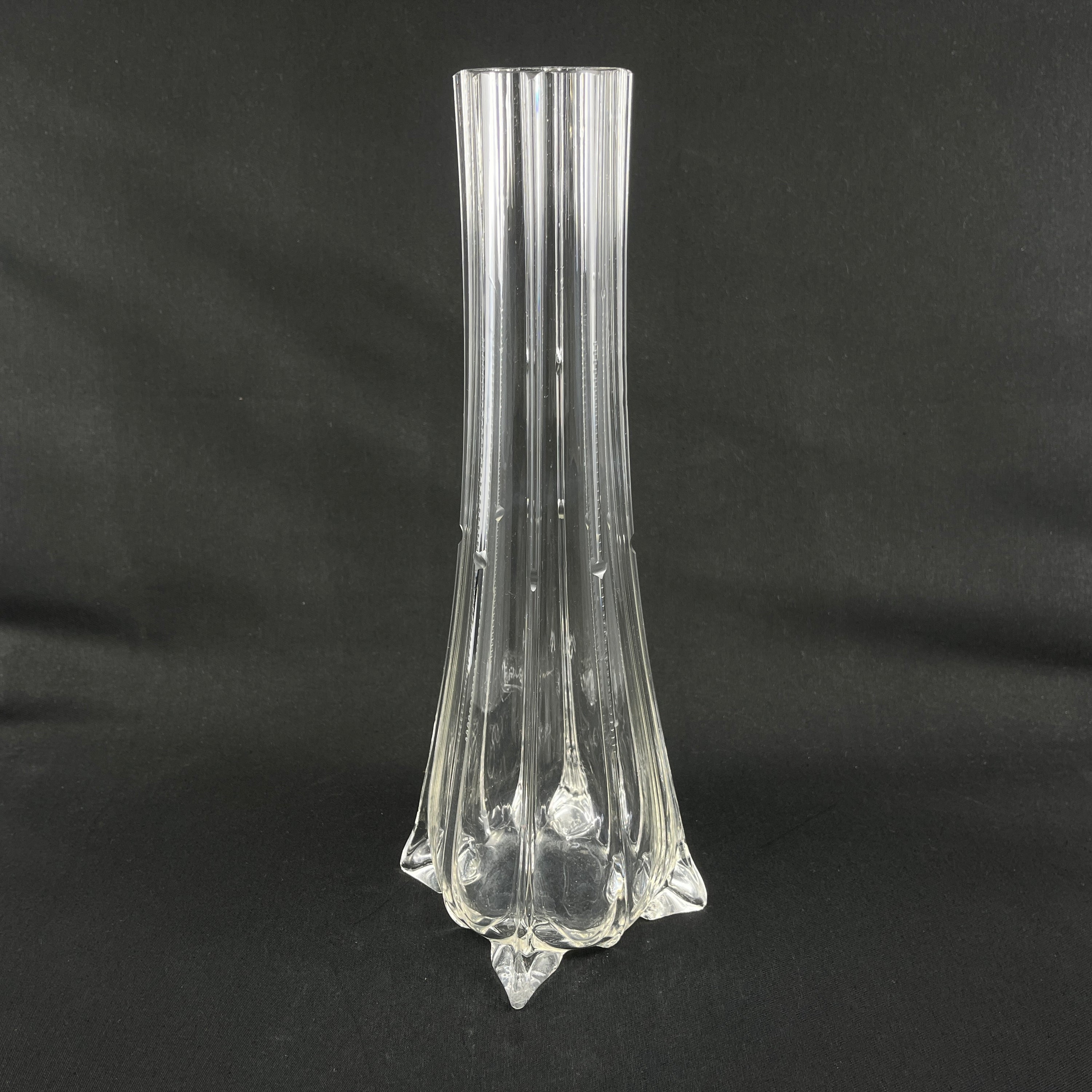 Fin "kvadratisk" vase fra 1920'erne med slibninger