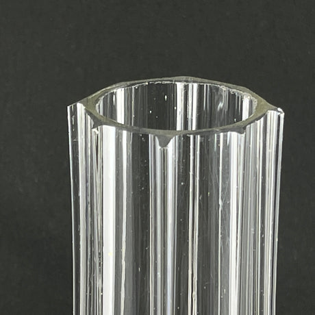 Fin "kvadratisk" vase fra 1920'erne med slibninger