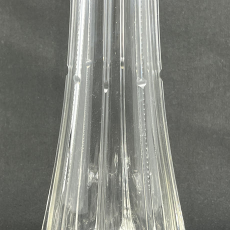 Fin "kvadratisk" vase fra 1920'erne med slibninger