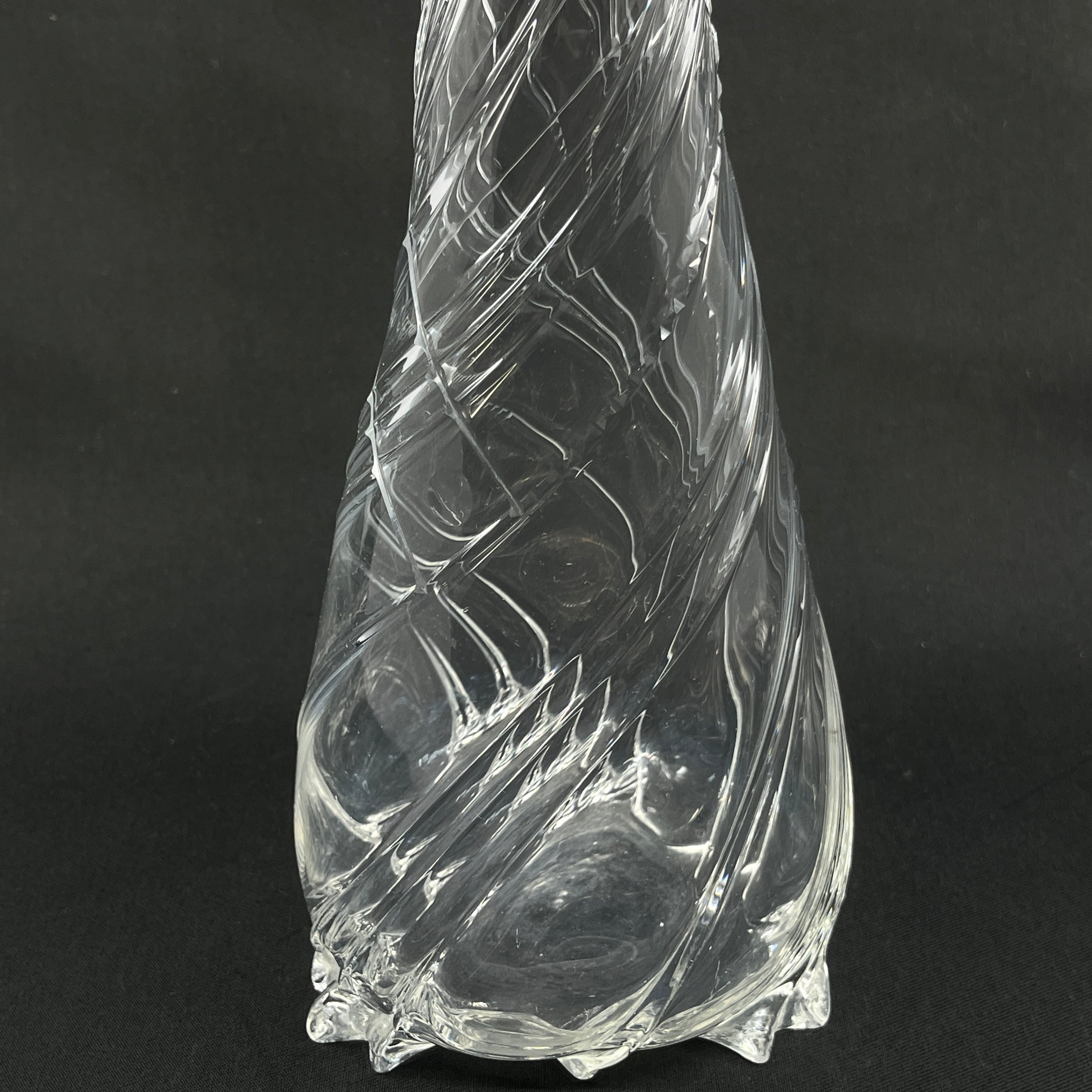 En snoet vase fra 1930'erne med slibninger