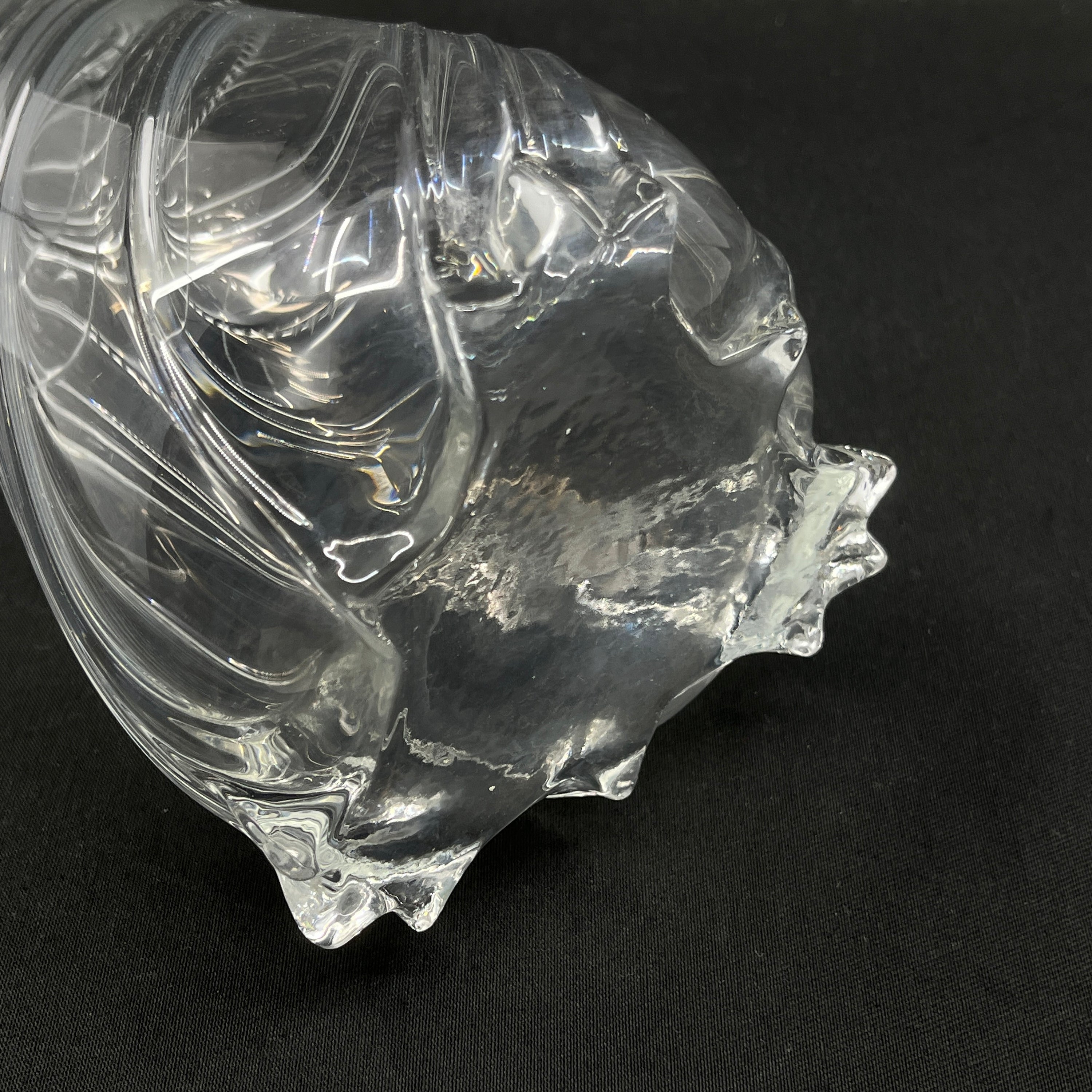 En snoet vase fra 1930'erne med slibninger